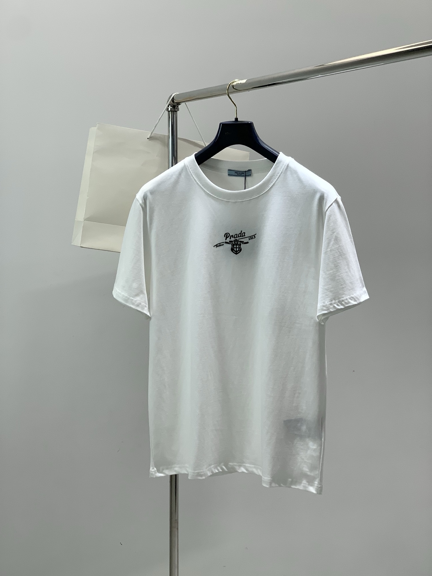 PRADA 普拉达，2026夏季最新品，专柜同步有售，时尚休闲圆领短袖T恤，进口原版面料，做工极为复杂，