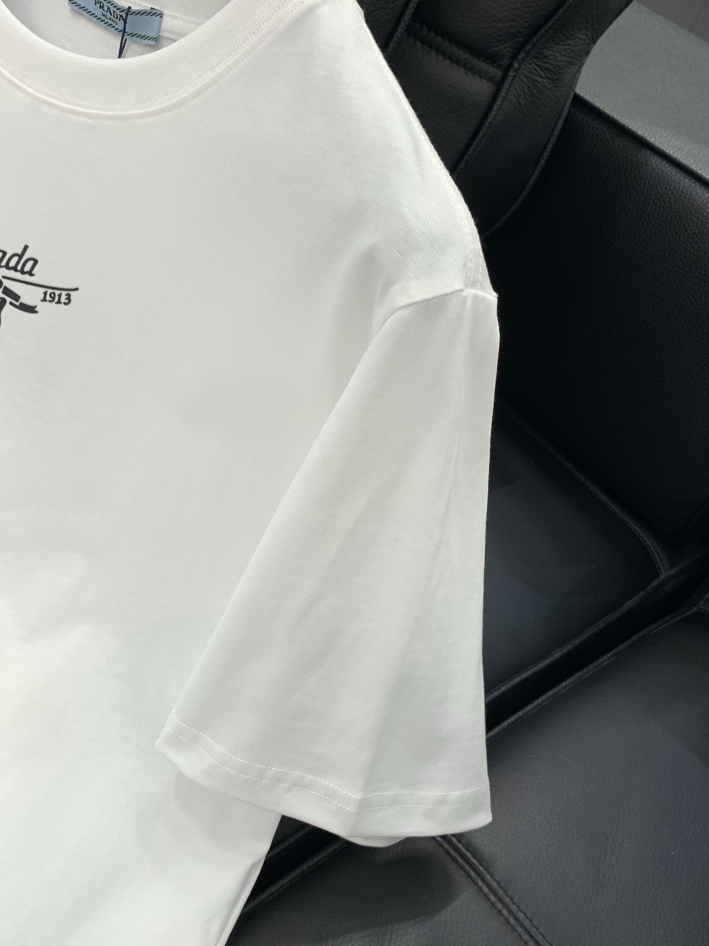 PRADA 普拉达，2026夏季最新品，专柜同步有售，时尚休闲圆领短袖T恤，进口原版面料，做工极为复杂，