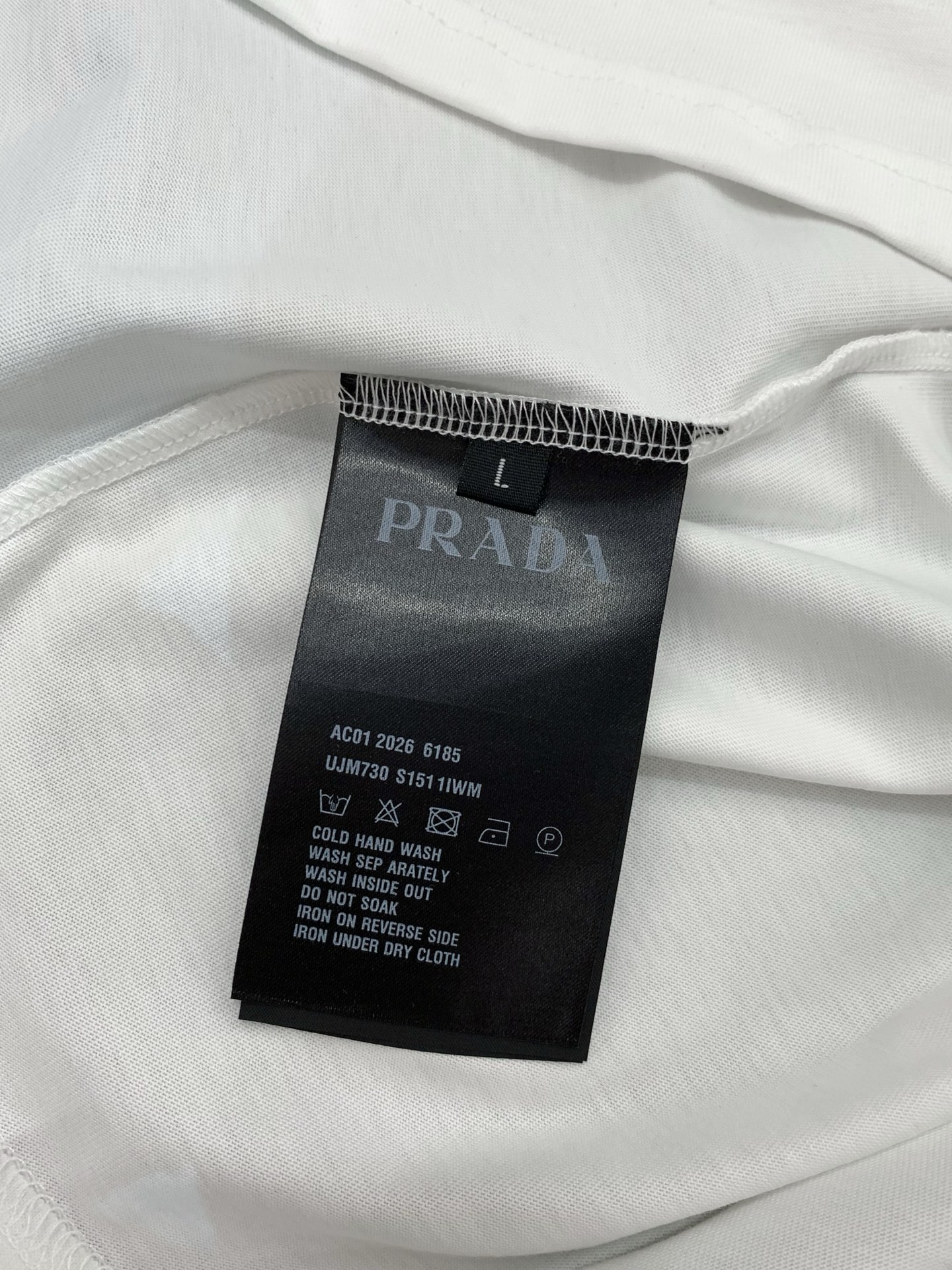 PRADA 普拉达，2026夏季最新品，专柜同步有售，时尚休闲圆领短袖T恤，进口原版面料，做工极为复杂，
