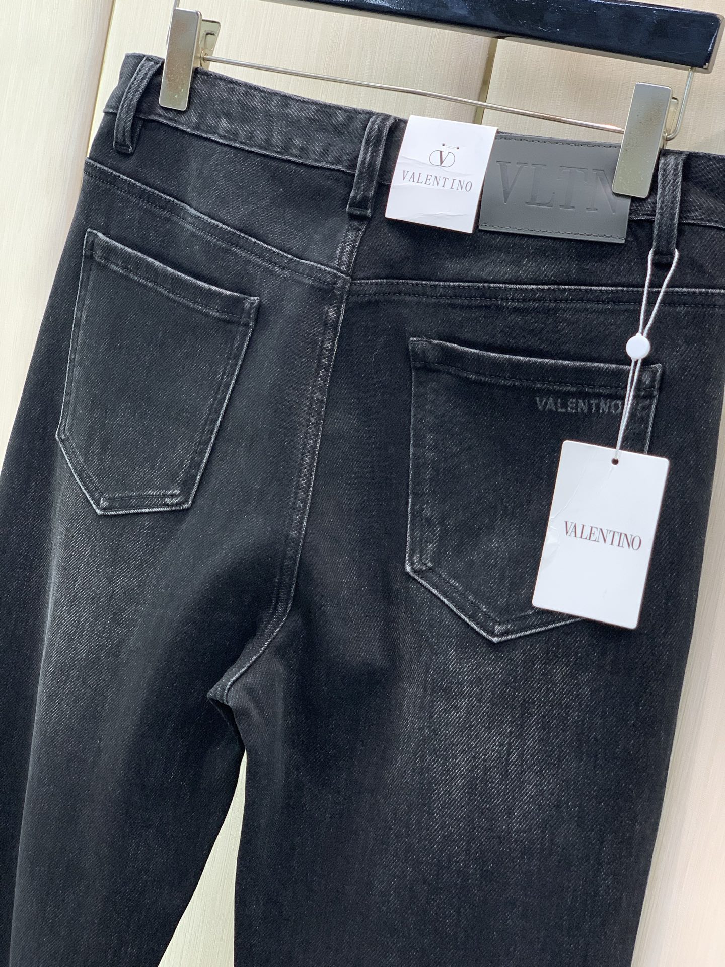 ，Valentino 华伦天奴，2026早秋新品，专柜同步有售，原单狠货，时尚休闲水洗牛仔裤，顶级工艺字母图案logo，