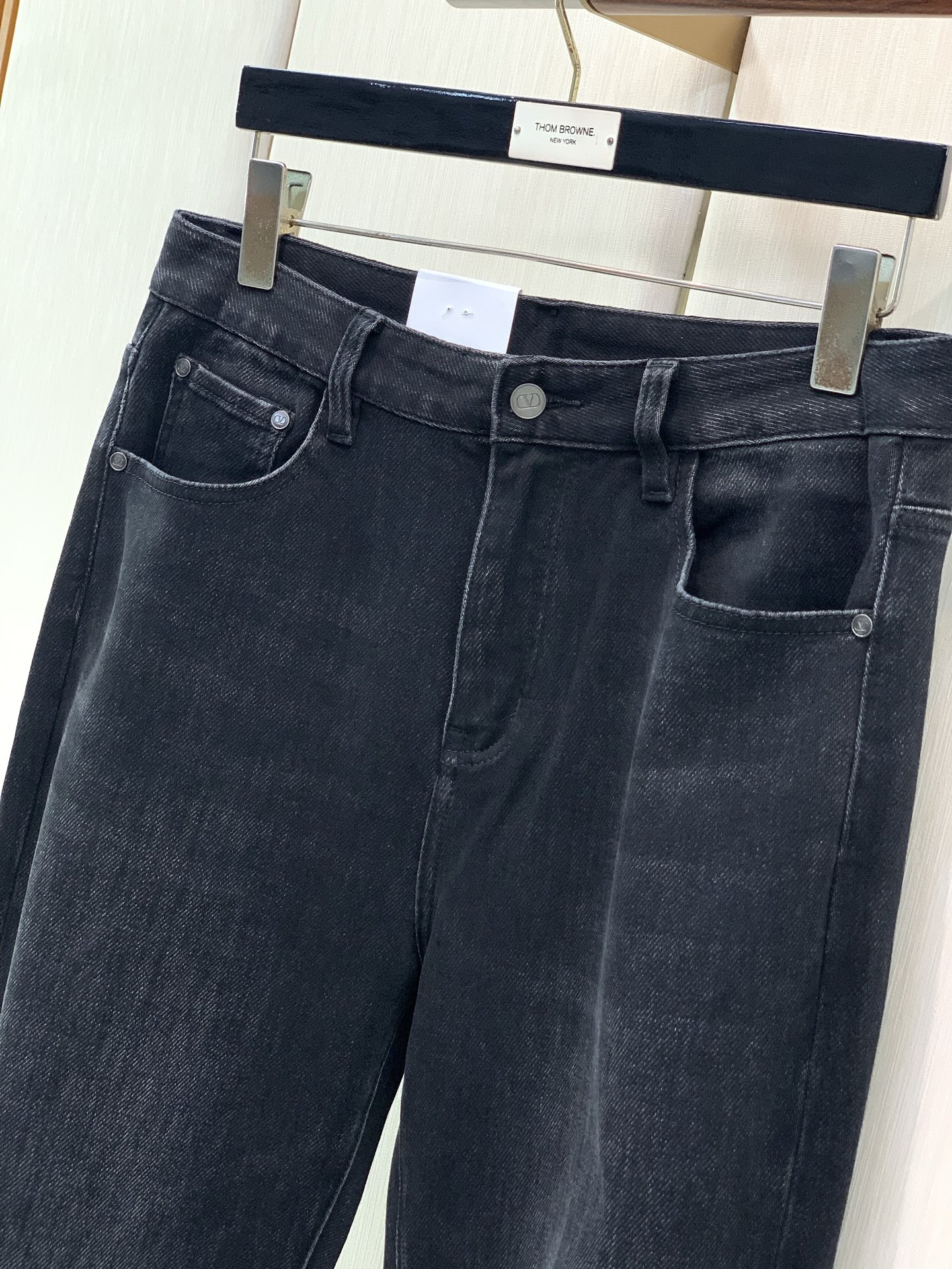 ，Valentino 华伦天奴，2026早秋新品，专柜同步有售，原单狠货，时尚休闲水洗牛仔裤，顶级工艺字母图案logo，