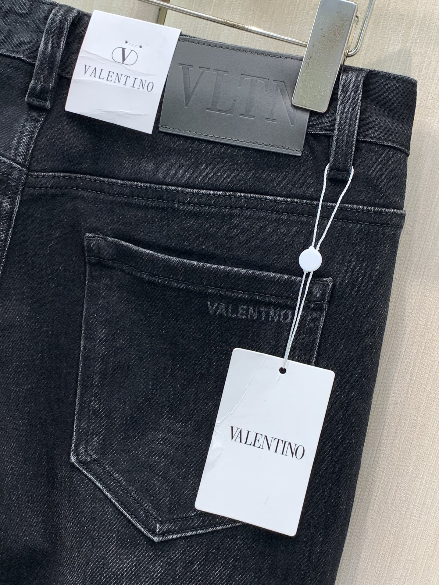 ，Valentino 华伦天奴，2026早秋新品，专柜同步有售，原单狠货，时尚休闲水洗牛仔裤，顶级工艺字母图案logo，