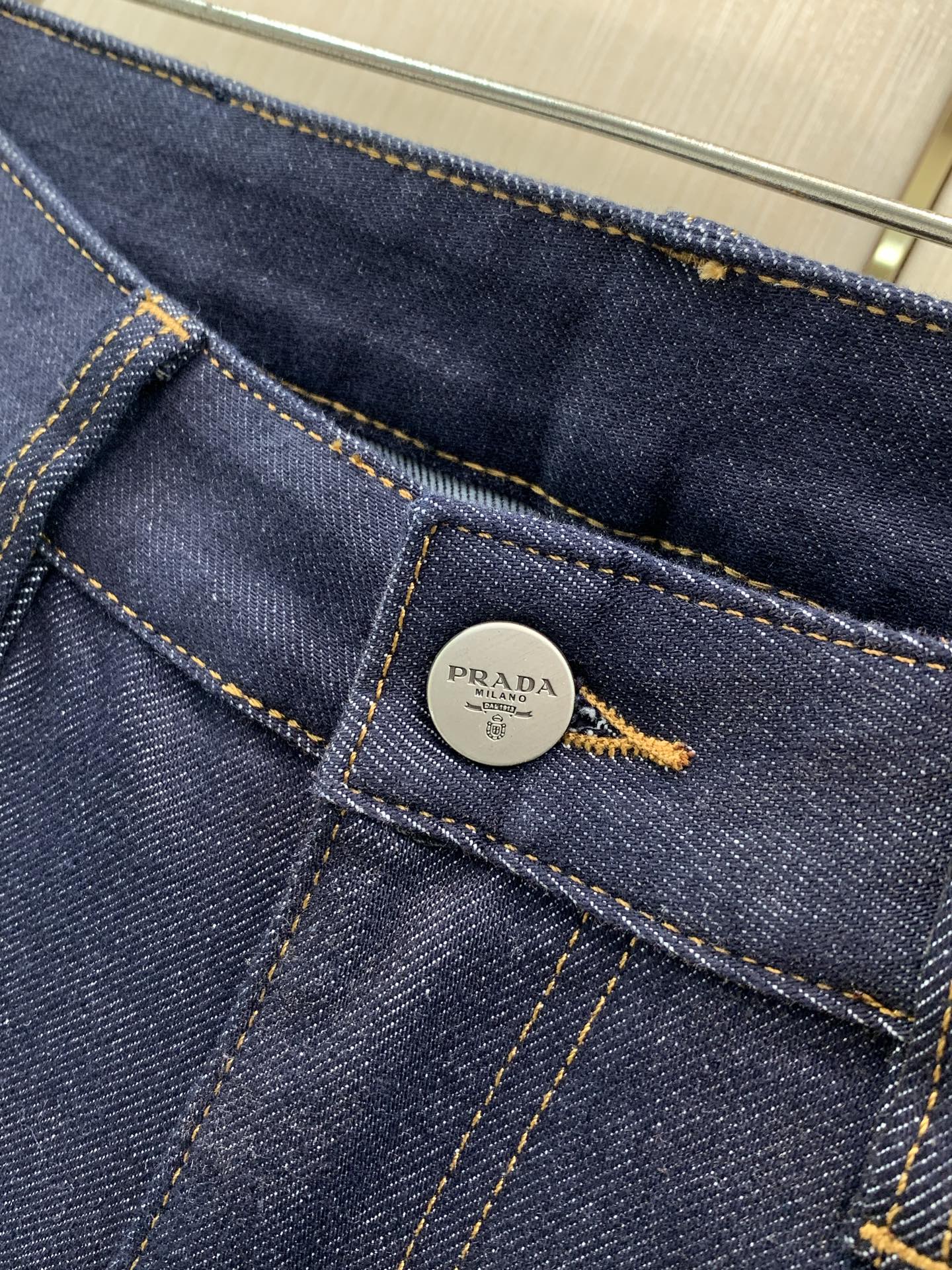 ，PRADA 普拉达，2026早秋最新品，专柜同步有售，原单狠货，时尚休闲水洗牛仔裤，进口原版水洗弹力面料，舒适有弹性，