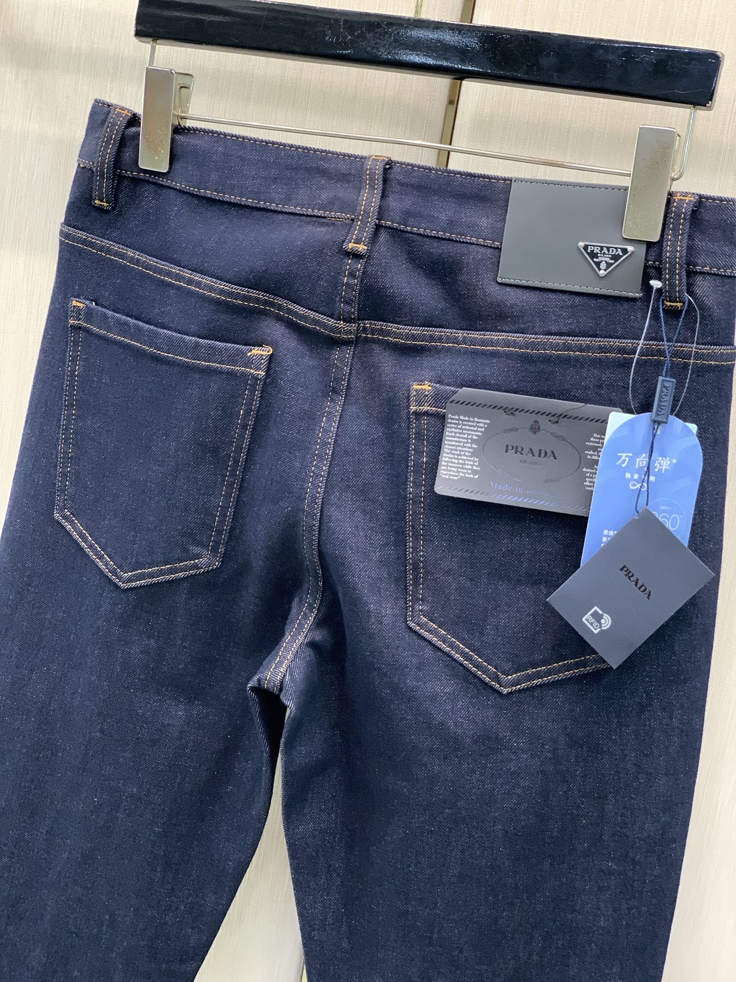 ，PRADA 普拉达，2026早秋最新品，专柜同步有售，原单狠货，时尚休闲水洗牛仔裤，进口原版水洗弹力面料，舒适有弹性，