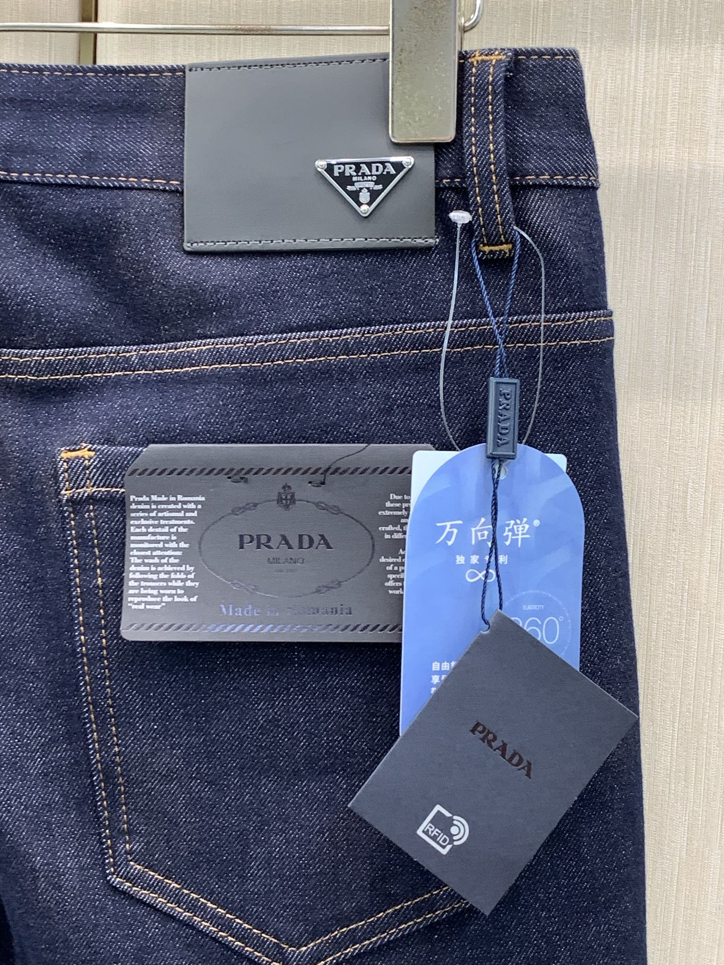 ，PRADA 普拉达，2026早秋最新品，专柜同步有售，原单狠货，时尚休闲水洗牛仔裤，进口原版水洗弹力面料，舒适有弹性，