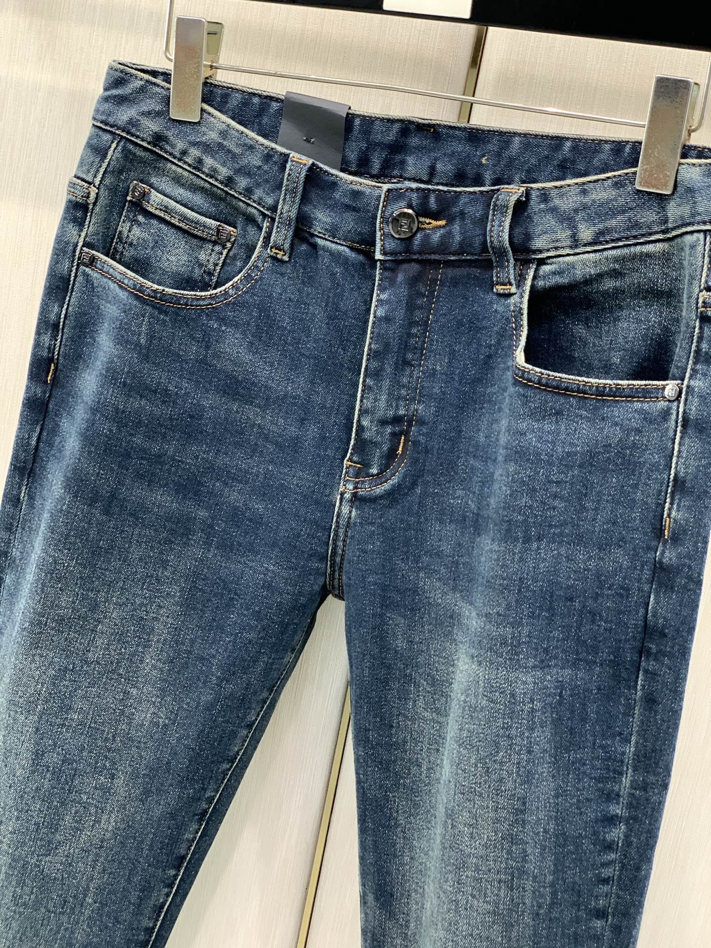 ，Fendi 芬迪，2026早秋季最新品，专柜同步有售，原单狠货，时尚休闲牛仔裤，进口原版水洗弹力面料，舒适有弹性，顶级