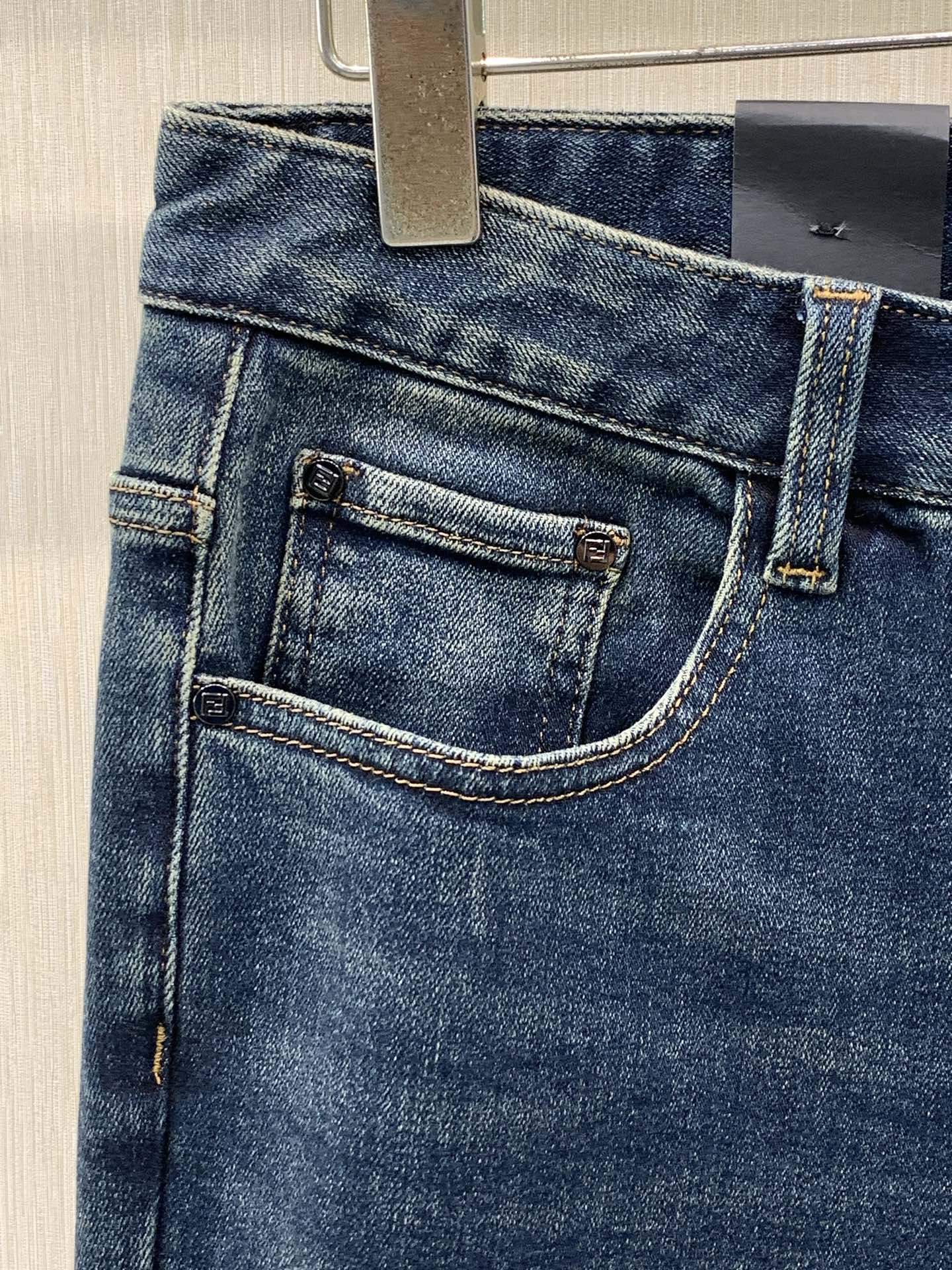 ，Fendi 芬迪，2026早秋季最新品，专柜同步有售，原单狠货，时尚休闲牛仔裤，进口原版水洗弹力面料，舒适有弹性，顶级