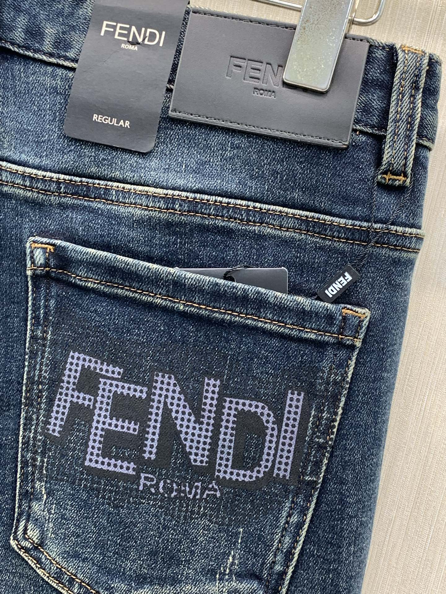 ，Fendi 芬迪，2026早秋季最新品，专柜同步有售，原单狠货，时尚休闲牛仔裤，进口原版水洗弹力面料，舒适有弹性，顶级