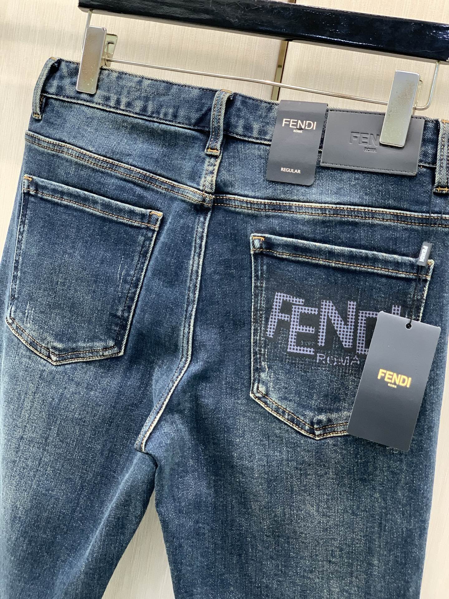 ，Fendi 芬迪，2026早秋季最新品，专柜同步有售，原单狠货，时尚休闲牛仔裤，进口原版水洗弹力面料，舒适有弹性，顶级