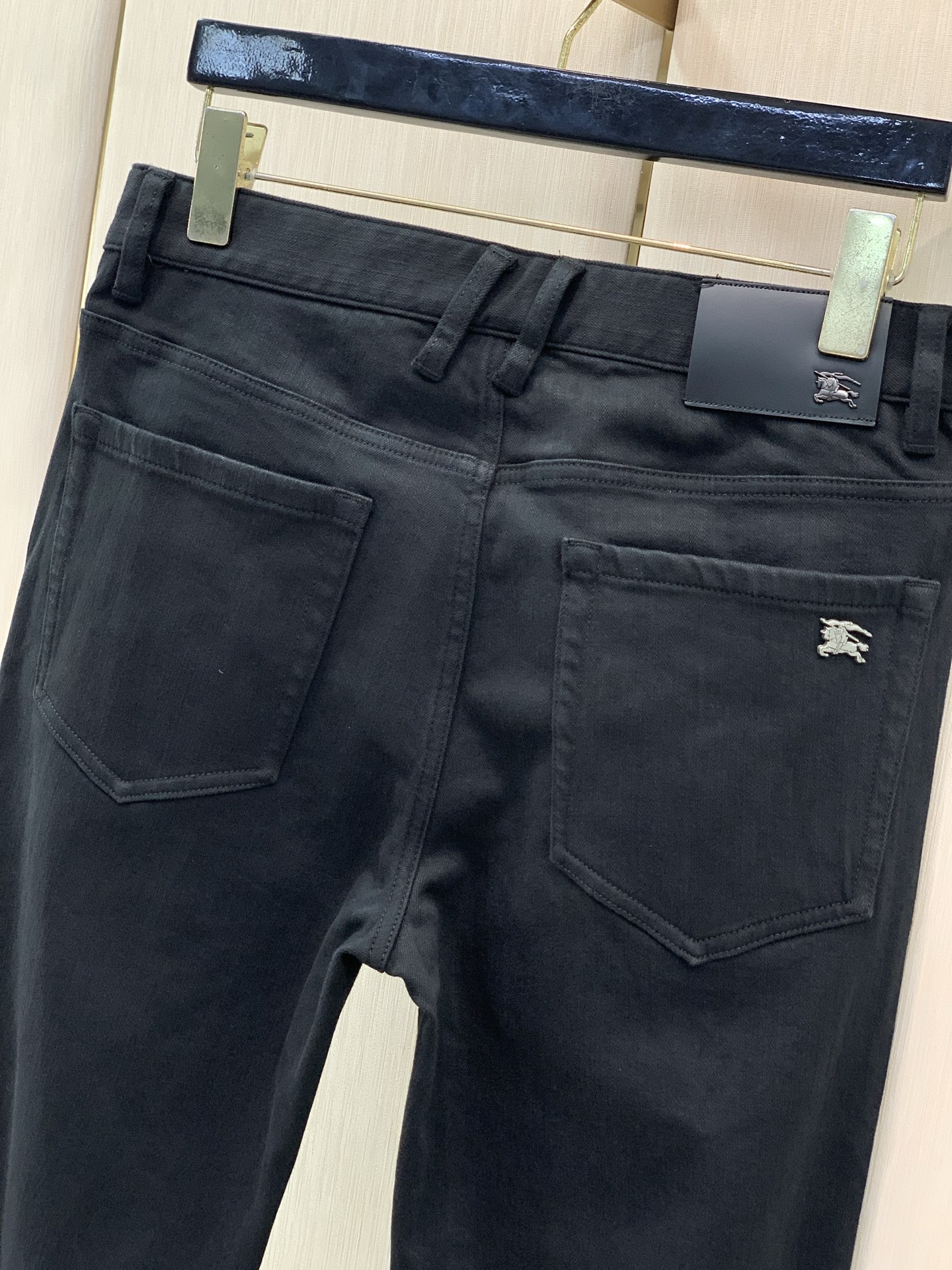 ，Burberry 巴宝莉，秋季最新品，专柜同步有售，原单狠货，时尚休闲水洗牛仔裤，进口原版面料，上身舒适透气，顶级工艺