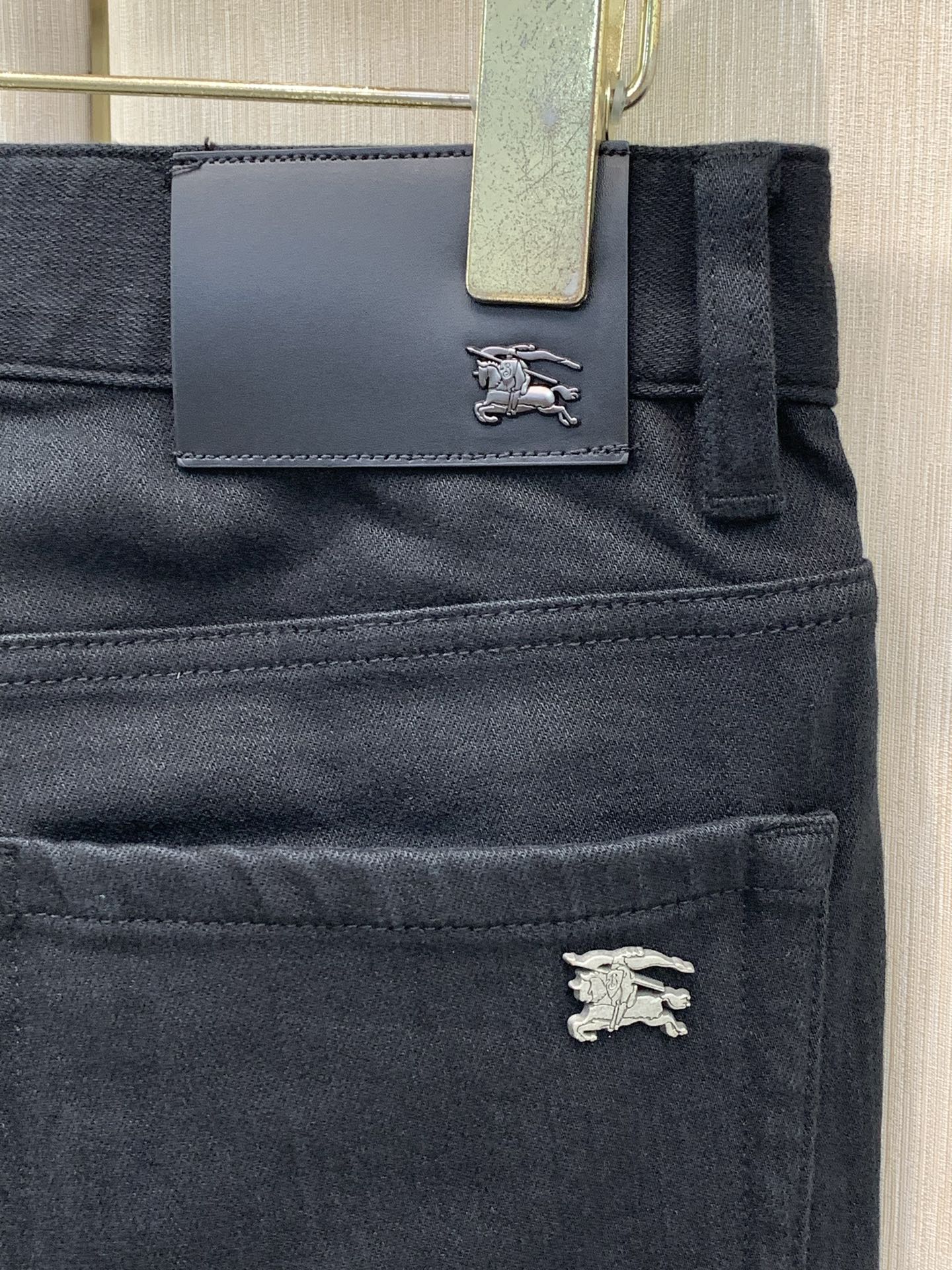 ，Burberry 巴宝莉，秋季最新品，专柜同步有售，原单狠货，时尚休闲水洗牛仔裤，进口原版面料，上身舒适透气，顶级工艺