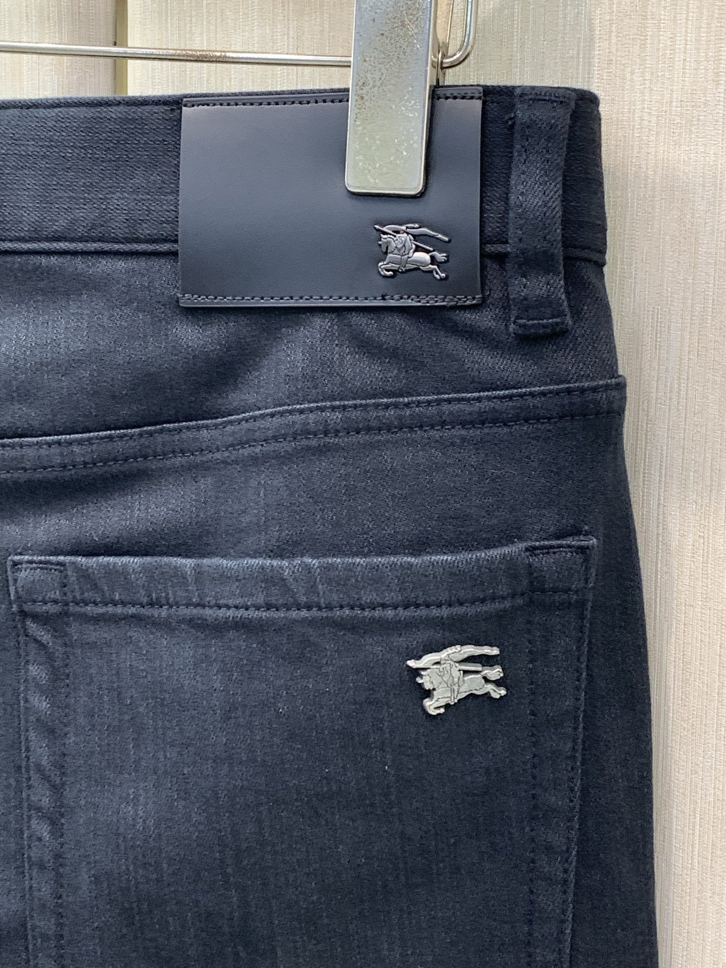 ，Burberry 巴宝莉，秋季最新品，专柜同步有售，原单狠货，时尚休闲水洗牛仔裤，进口原版面料，上身舒适透气，顶级工艺