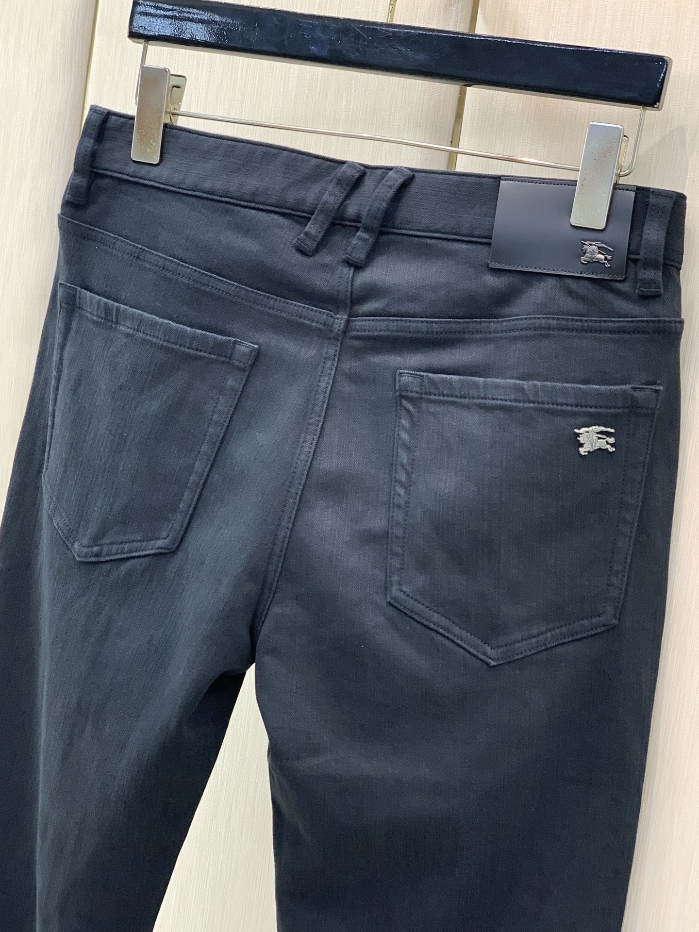 ，Burberry 巴宝莉，秋季最新品，专柜同步有售，原单狠货，时尚休闲水洗牛仔裤，进口原版面料，上身舒适透气，顶级工艺