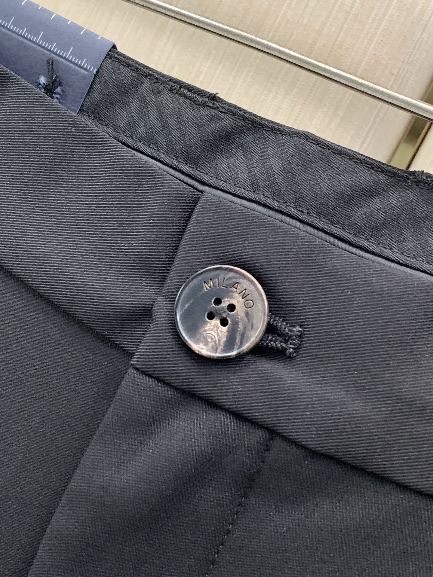 ，PRADA 普拉达，2026早秋最新品，专柜同步有售，时尚休闲裤，进口原版面料，做工极为复杂，唯一可以做代购级别的渠道