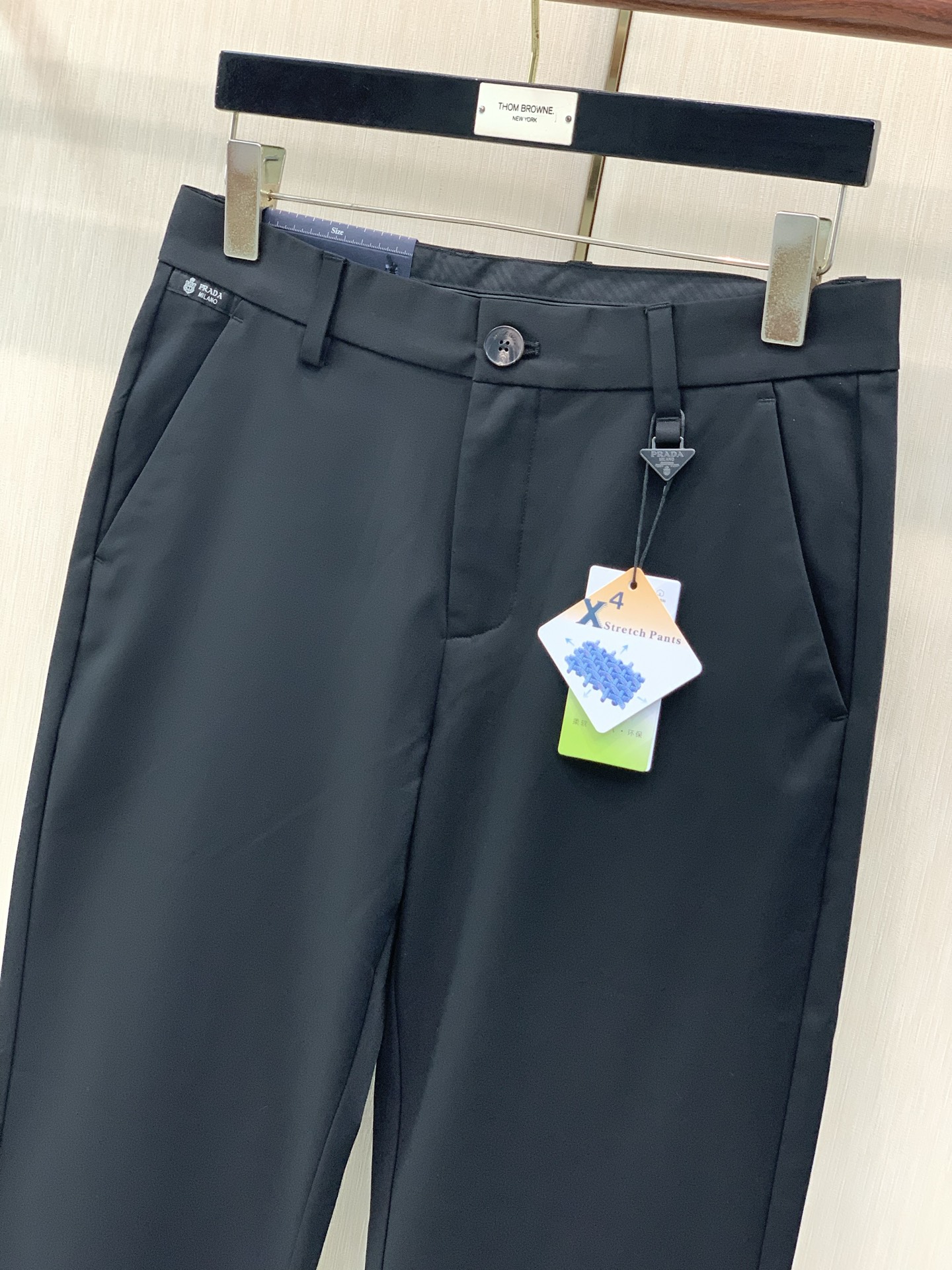 ，PRADA 普拉达，2026早秋最新品，专柜同步有售，时尚休闲裤，进口原版面料，做工极为复杂，唯一可以做代购级别的渠道