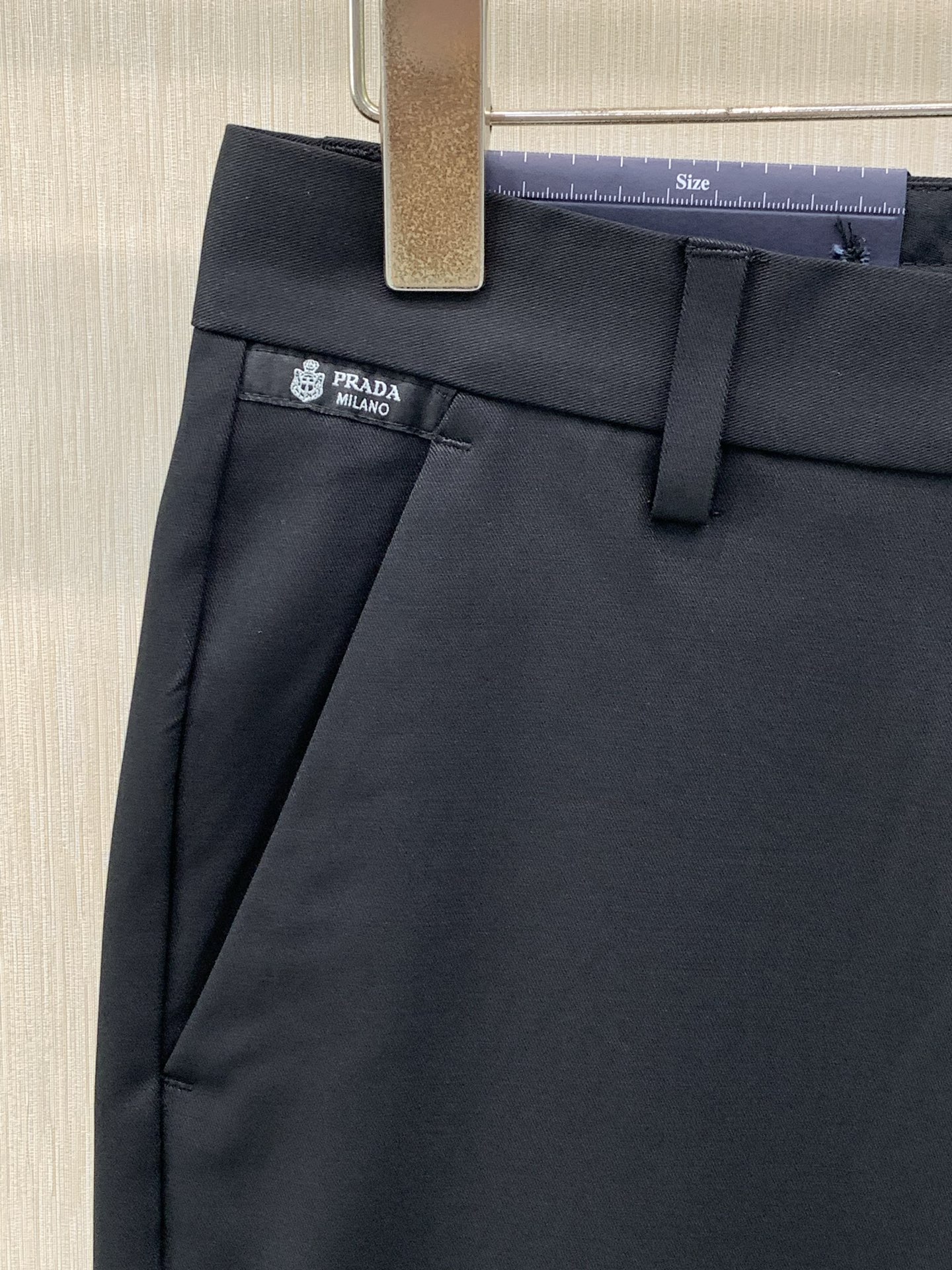 ，PRADA 普拉达，2026早秋最新品，专柜同步有售，时尚休闲裤，进口原版面料，做工极为复杂，唯一可以做代购级别的渠道