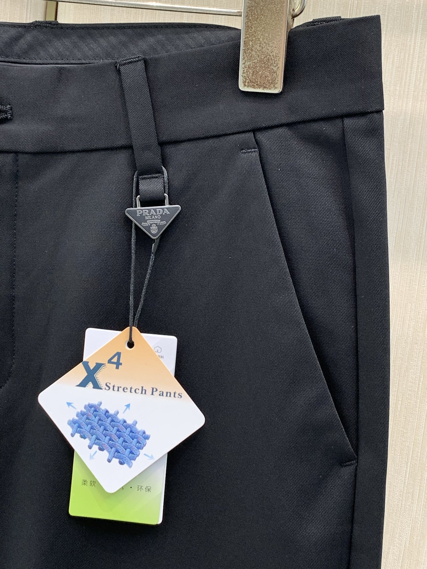 ，PRADA 普拉达，2026早秋最新品，专柜同步有售，时尚休闲裤，进口原版面料，做工极为复杂，唯一可以做代购级别的渠道