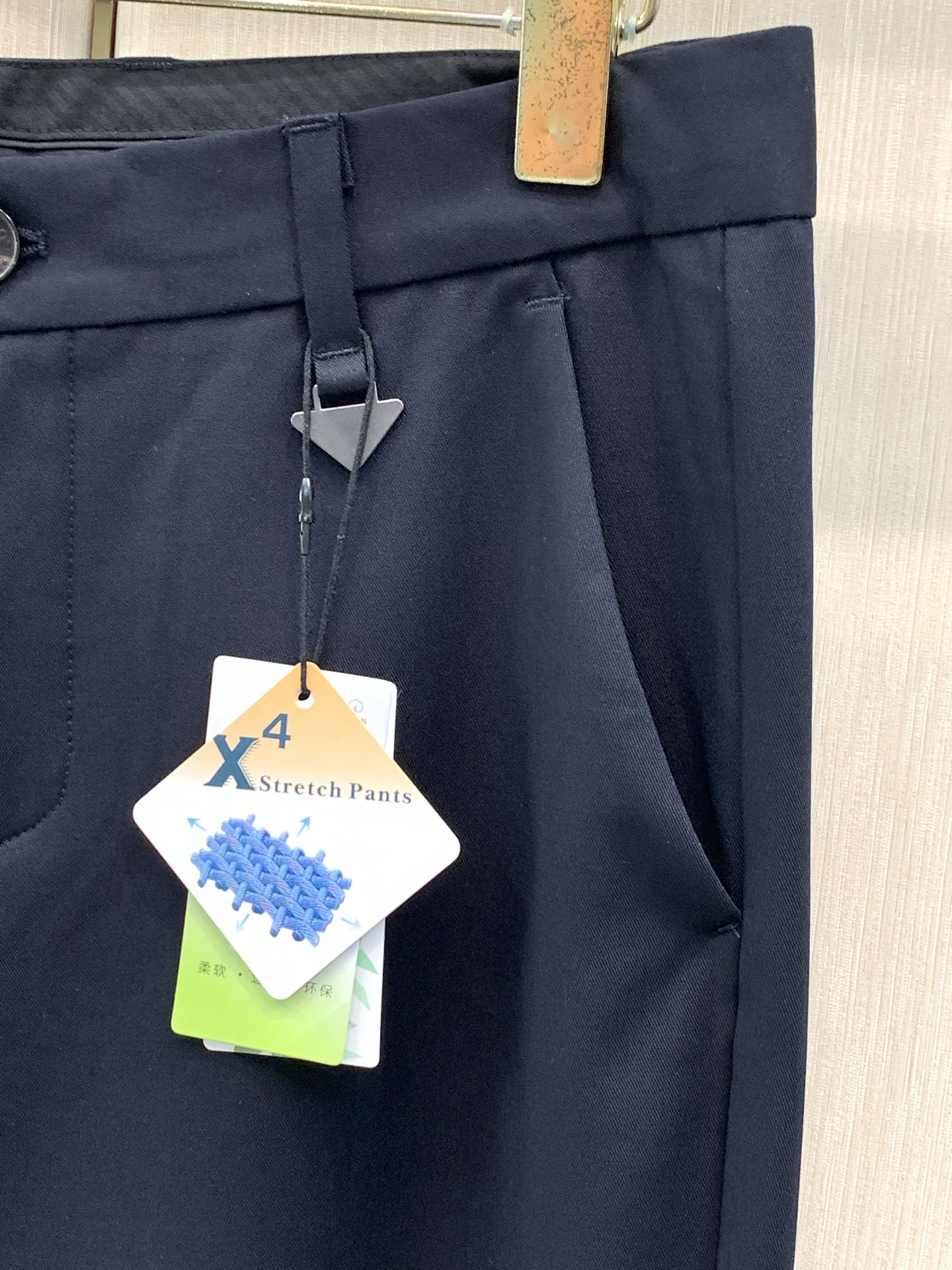 ，PRADA 普拉达，2026早秋最新品，专柜同步有售，时尚休闲裤，进口原版面料，做工极为复杂，唯一可以做代购级别的渠道