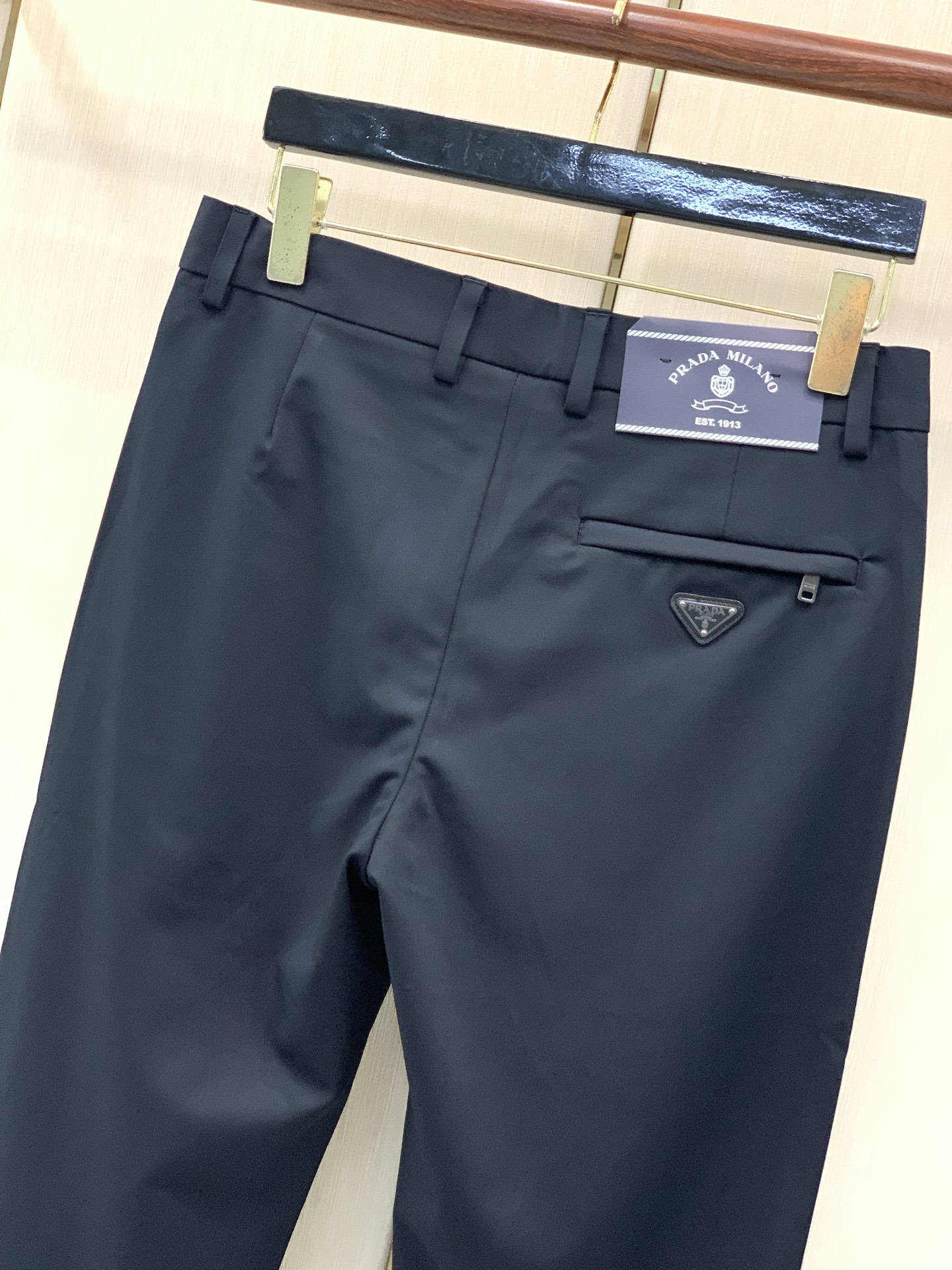 ，PRADA 普拉达，2026早秋最新品，专柜同步有售，时尚休闲裤，进口原版面料，做工极为复杂，唯一可以做代购级别的渠道
