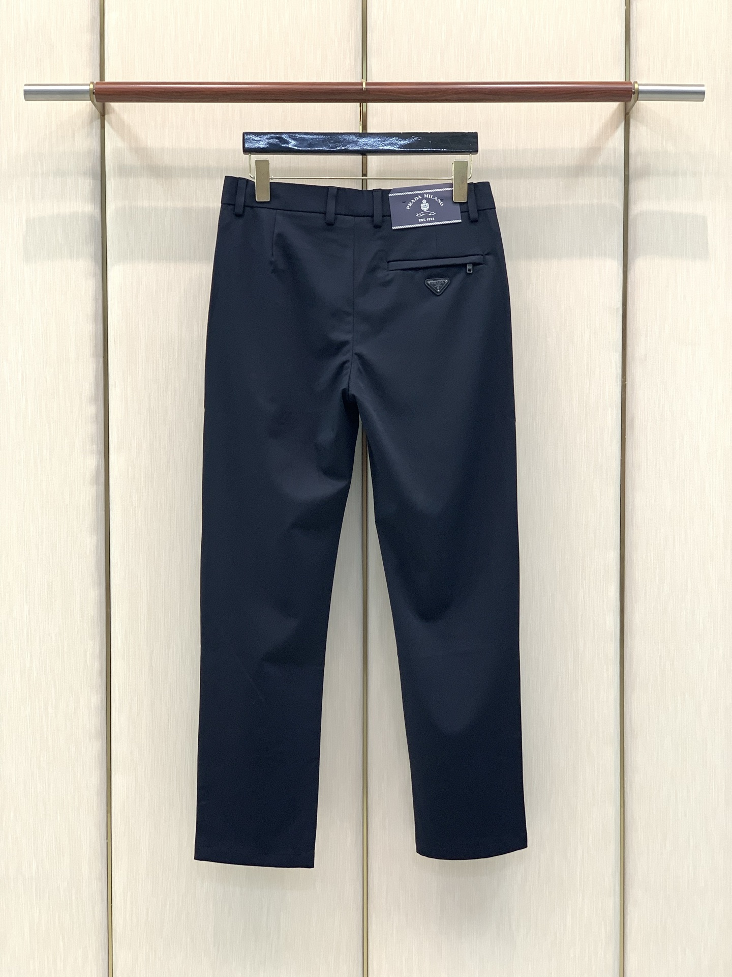 ，PRADA 普拉达，2026早秋最新品，专柜同步有售，时尚休闲裤，进口原版面料，做工极为复杂，唯一可以做代购级别的渠道
