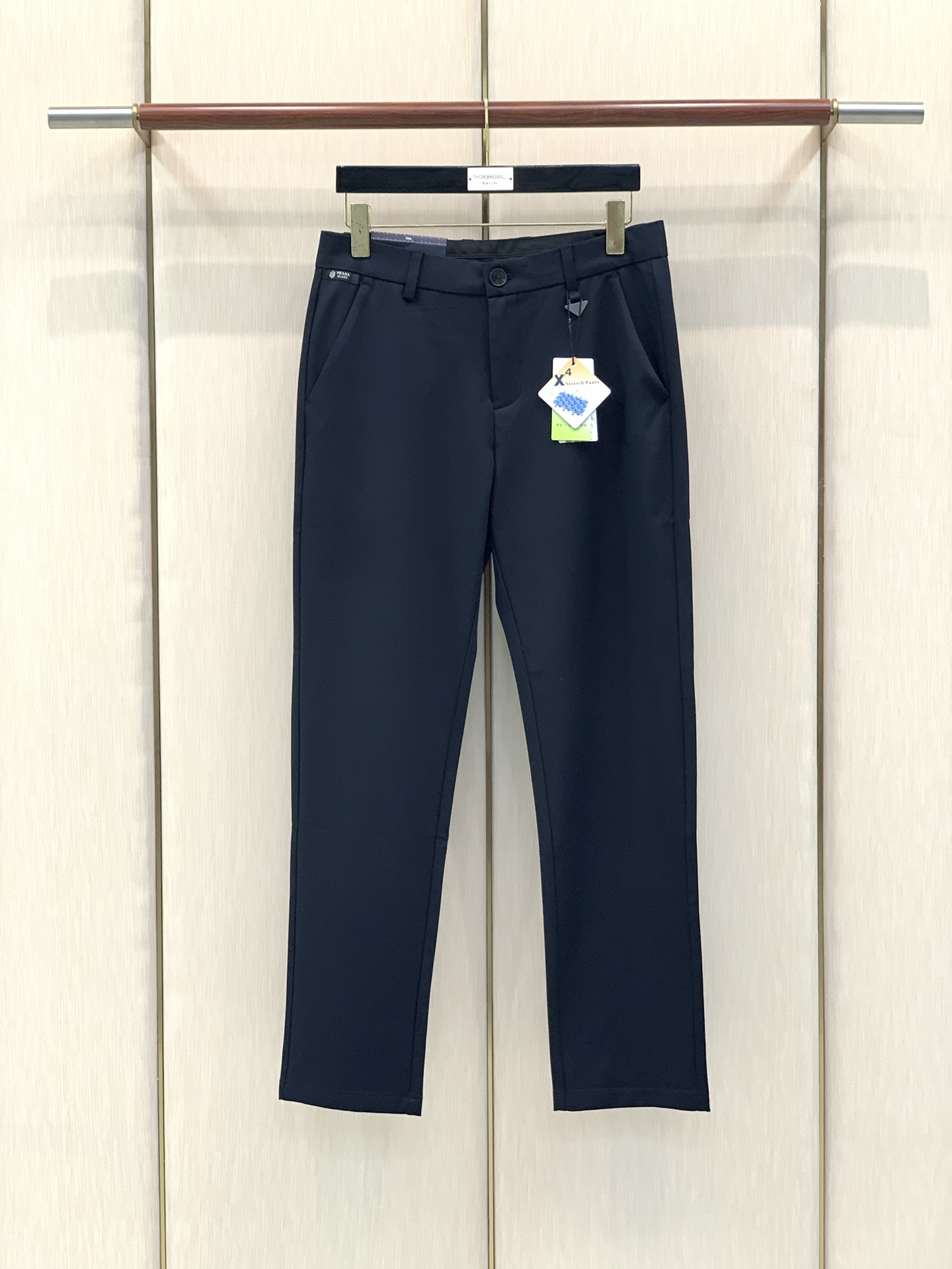 ，PRADA 普拉达，2026早秋最新品，专柜同步有售，时尚休闲裤，进口原版面料，做工极为复杂，唯一可以做代购级别的渠道