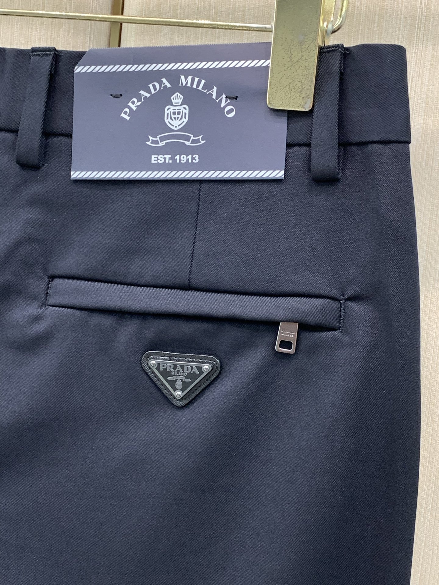 ，PRADA 普拉达，2026早秋最新品，专柜同步有售，时尚休闲裤，进口原版面料，做工极为复杂，唯一可以做代购级别的渠道