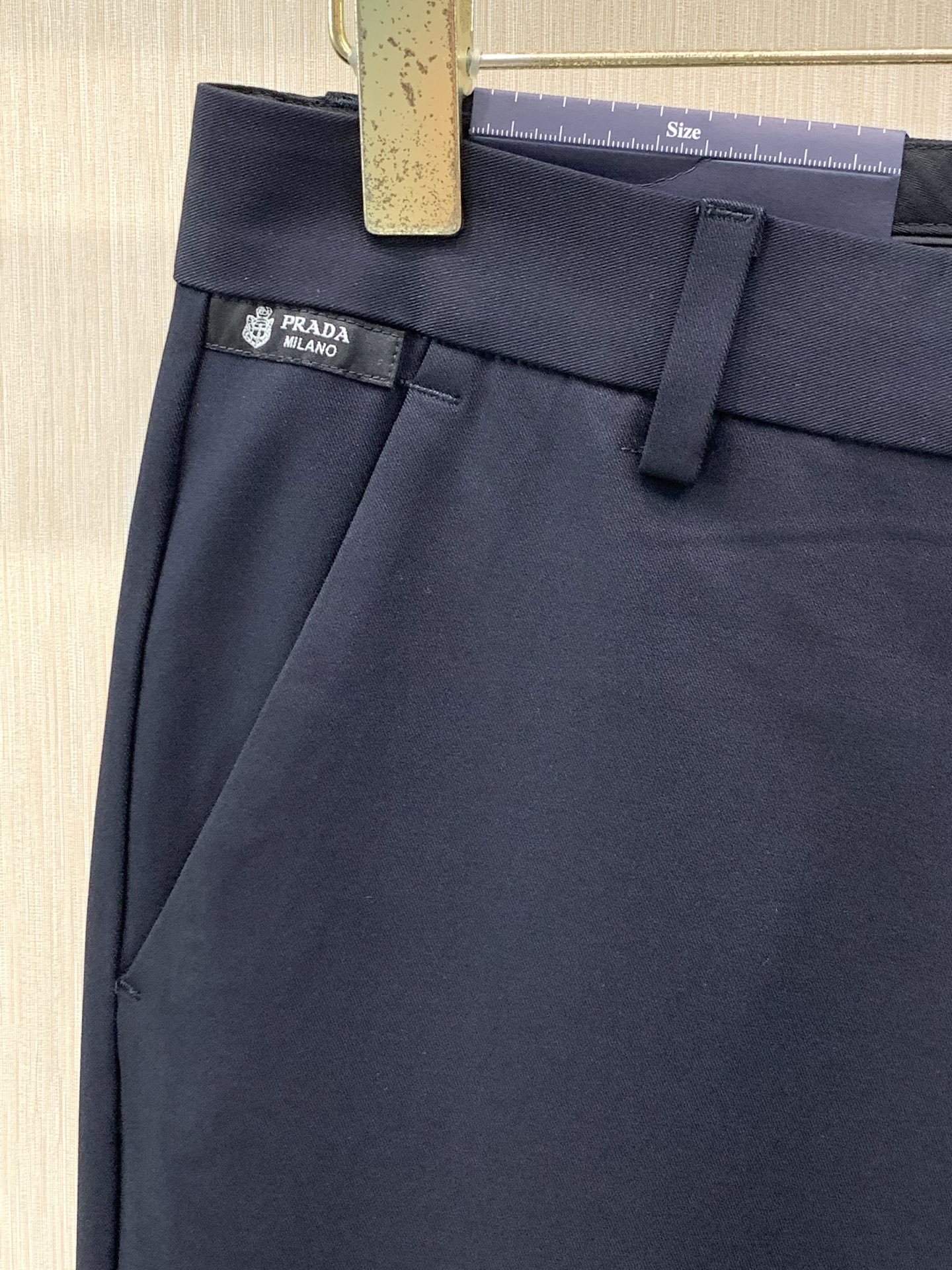 ，PRADA 普拉达，2026早秋最新品，专柜同步有售，时尚休闲裤，进口原版面料，做工极为复杂，唯一可以做代购级别的渠道