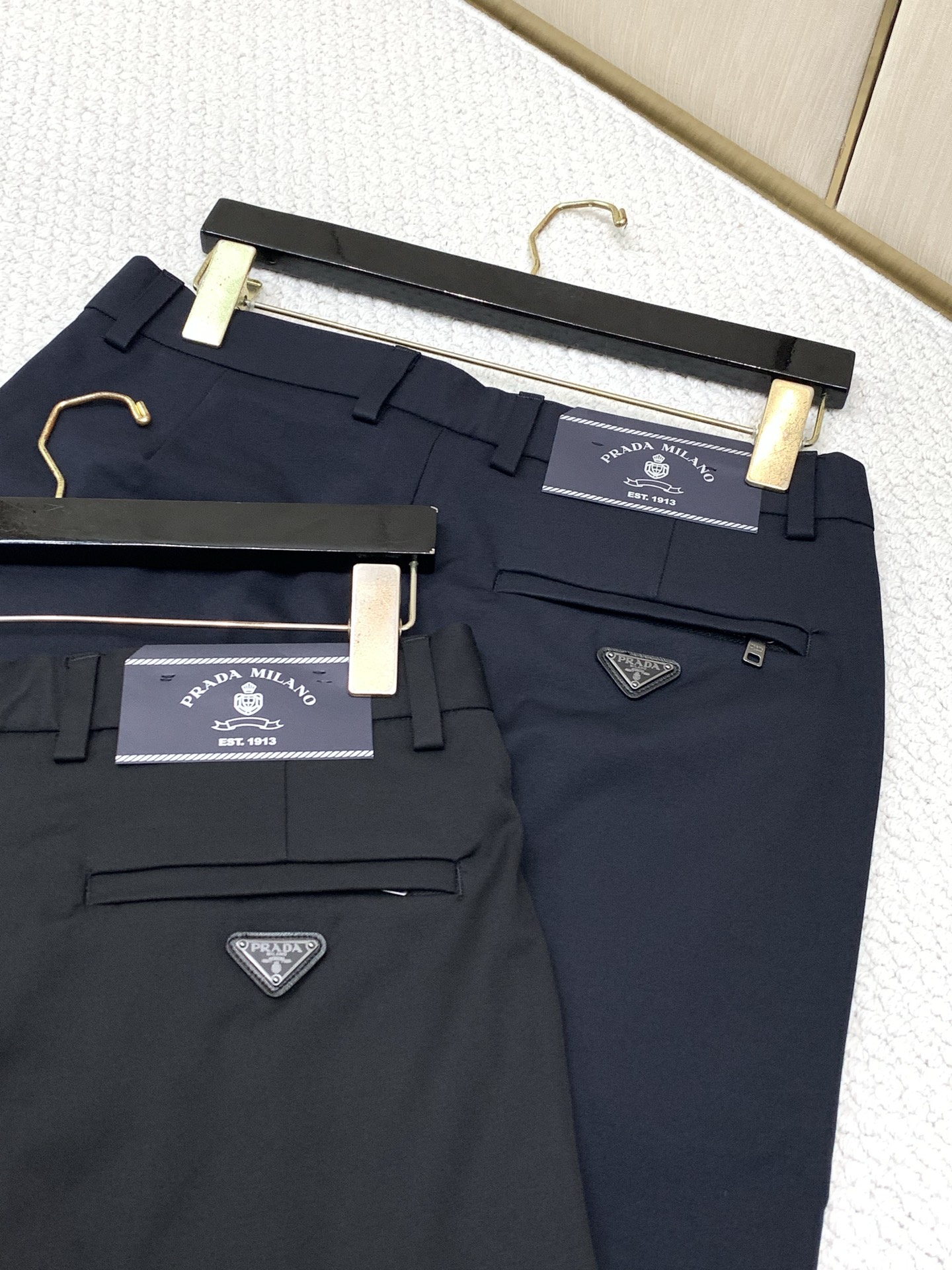 ，PRADA 普拉达，2026早秋最新品，专柜同步有售，时尚休闲裤，进口原版面料，做工极为复杂，唯一可以做代购级别的渠道