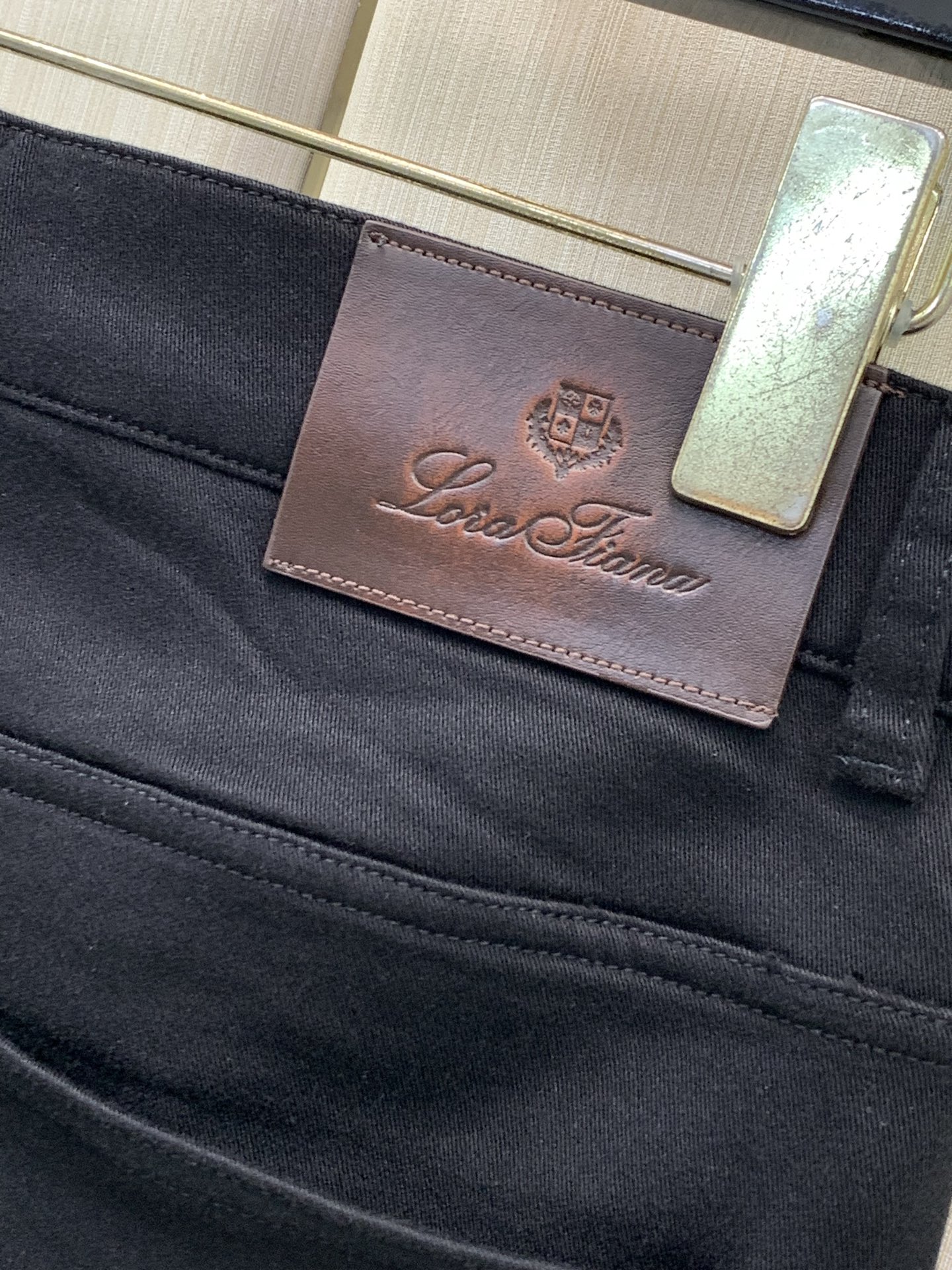 ，Loro Piana(Loro Piana )，2026早秋最新品，专柜同步有售，原单狠货，时尚休闲裤，采用进口原版面