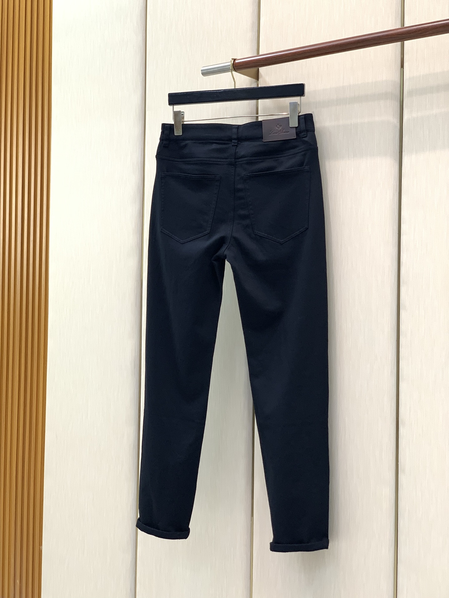 ，Loro Piana(Loro Piana )，2026早秋最新品，专柜同步有售，原单狠货，时尚休闲裤，采用进口原版面