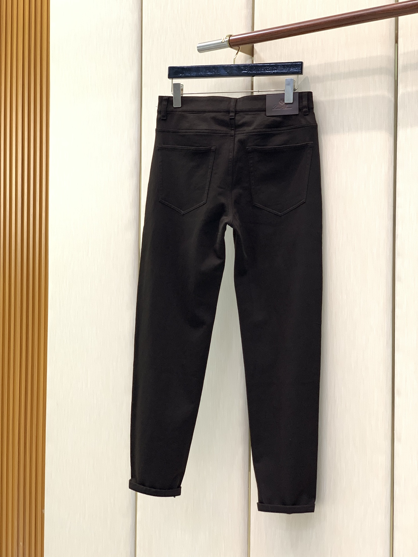 ，Loro Piana(Loro Piana )，2026早秋最新品，专柜同步有售，原单狠货，时尚休闲裤，采用进口原版面