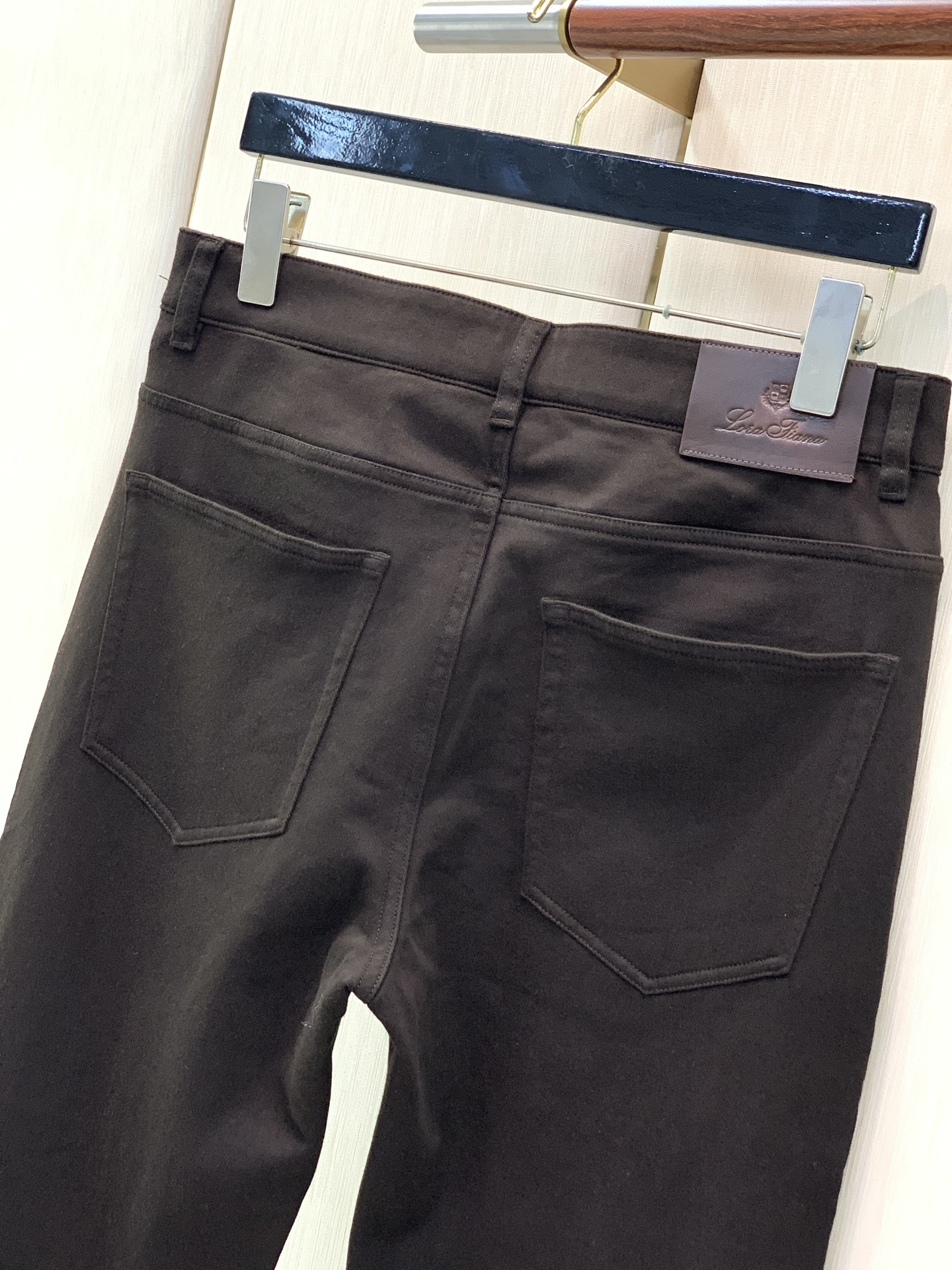 ，Loro Piana(Loro Piana )，2026早秋最新品，专柜同步有售，原单狠货，时尚休闲裤，采用进口原版面