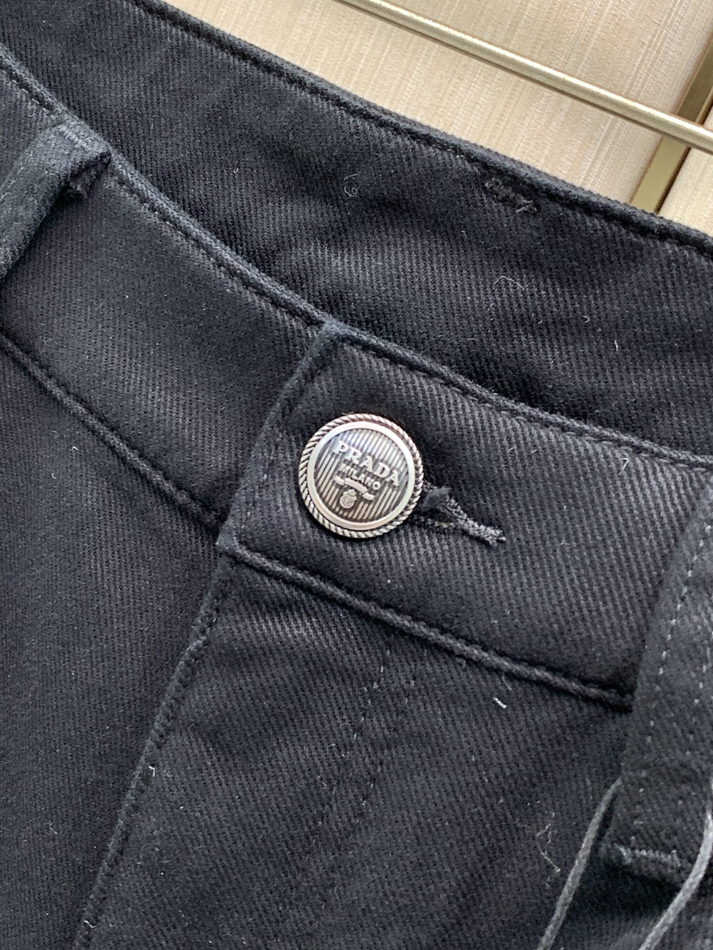 ，PRADA 普拉达，2026早秋最新品，专柜同步有售，原单狠货，时尚休闲裤，进口原五金版水洗弹力面料，舒适有弹性，顶级