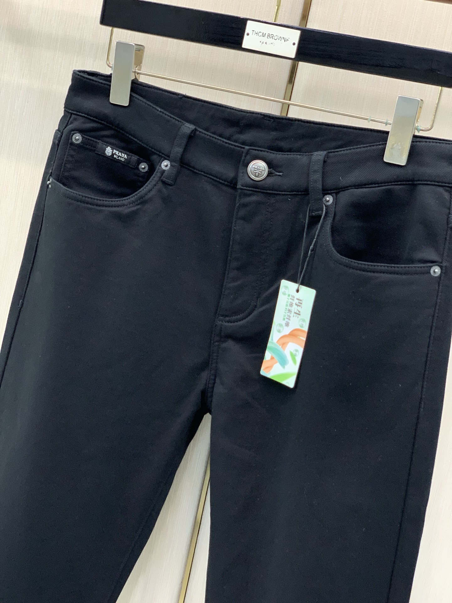 ，PRADA 普拉达，2026早秋最新品，专柜同步有售，原单狠货，时尚休闲裤，进口原五金版水洗弹力面料，舒适有弹性，顶级