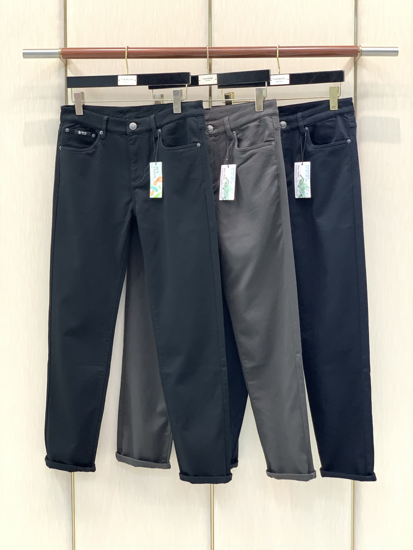 ，PRADA 普拉达，2026早秋最新品，专柜同步有售，原单狠货，时尚休闲裤，进口原五金版水洗弹力面料，舒适有弹性，顶级