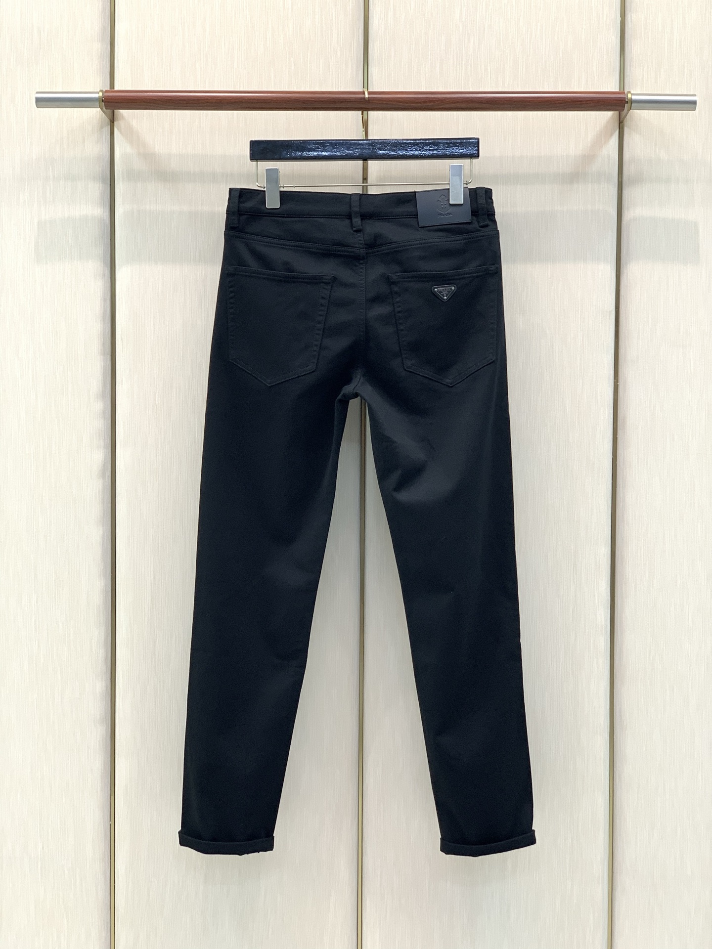 ，PRADA 普拉达，2026早秋最新品，专柜同步有售，原单狠货，时尚休闲裤，进口原五金版水洗弹力面料，舒适有弹性，顶级