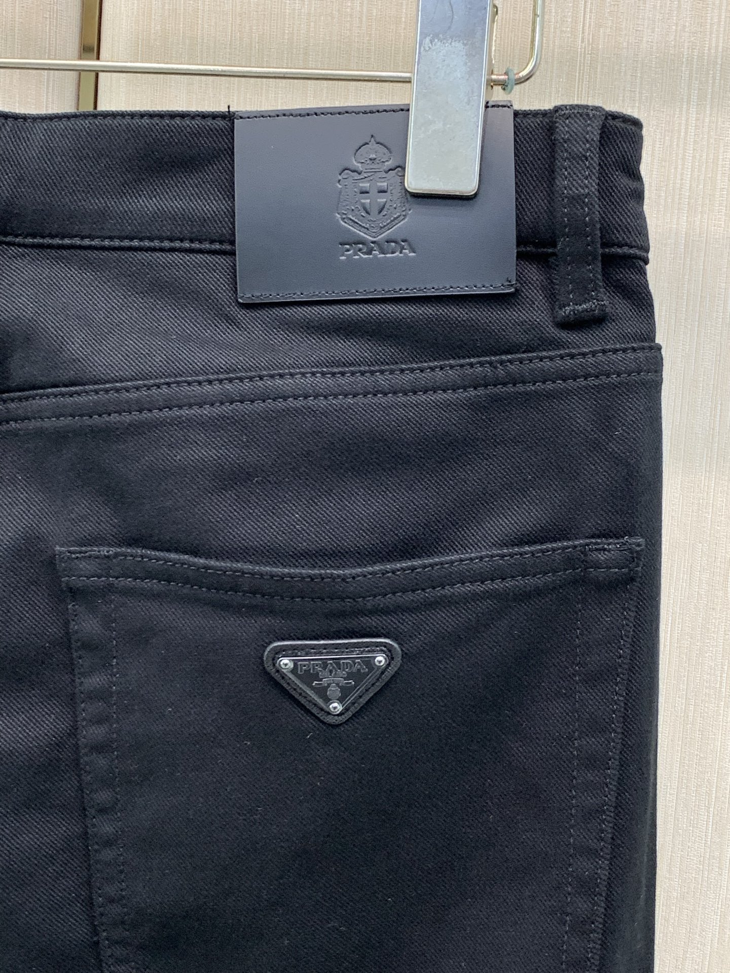，PRADA 普拉达，2026早秋最新品，专柜同步有售，原单狠货，时尚休闲裤，进口原五金版水洗弹力面料，舒适有弹性，顶级