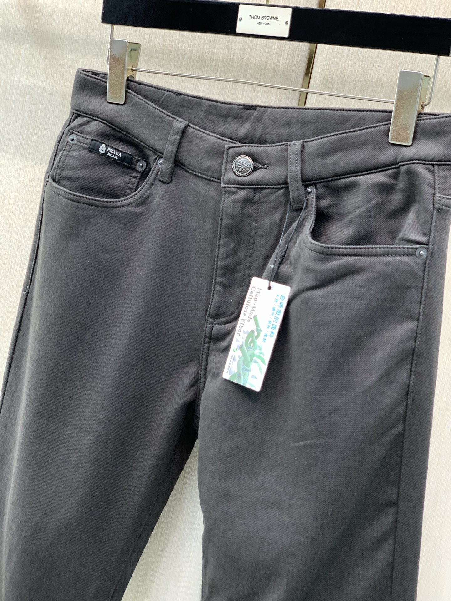 ，PRADA 普拉达，2026早秋最新品，专柜同步有售，原单狠货，时尚休闲裤，进口原五金版水洗弹力面料，舒适有弹性，顶级