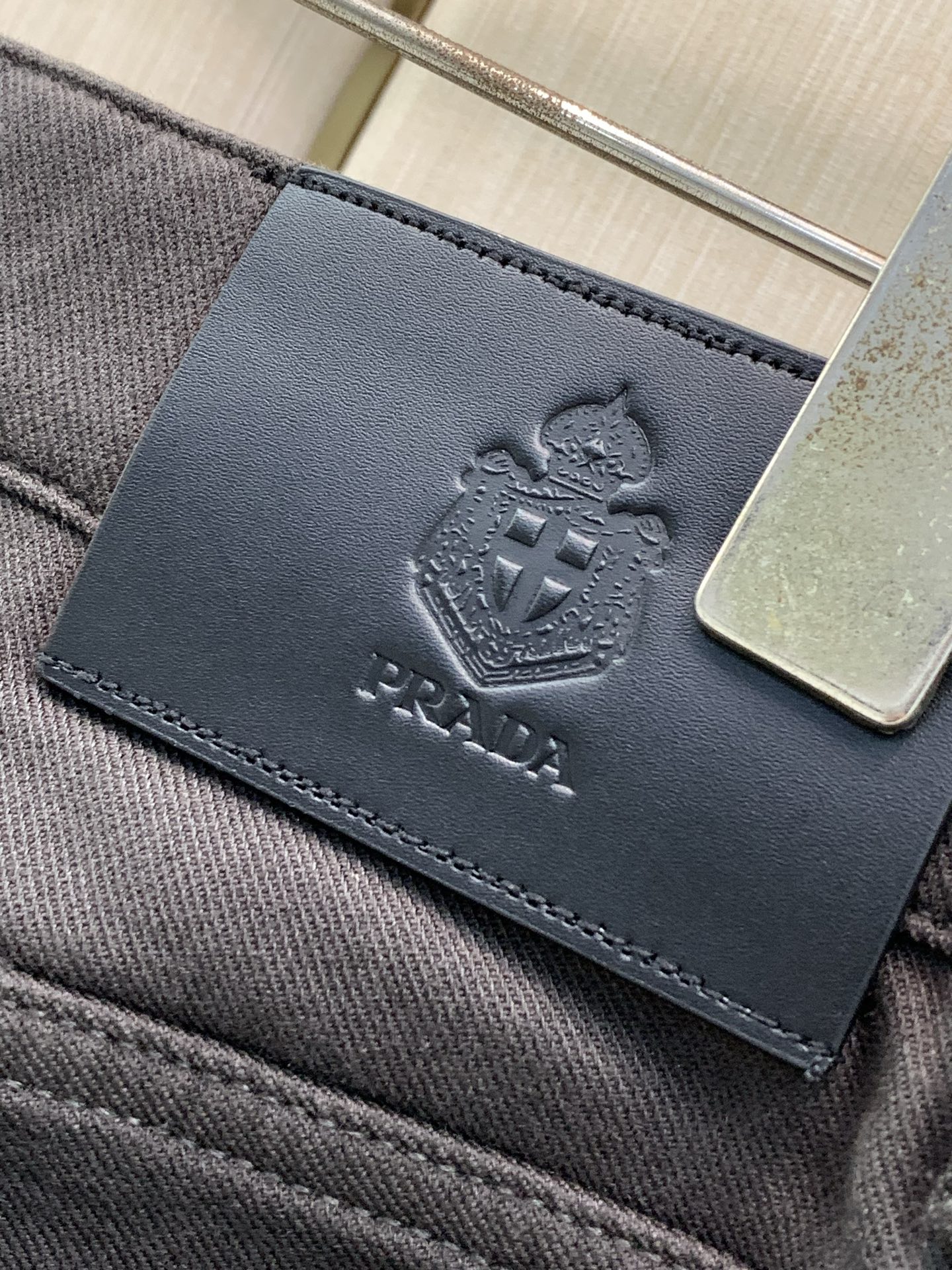 ，PRADA 普拉达，2026早秋最新品，专柜同步有售，原单狠货，时尚休闲裤，进口原五金版水洗弹力面料，舒适有弹性，顶级