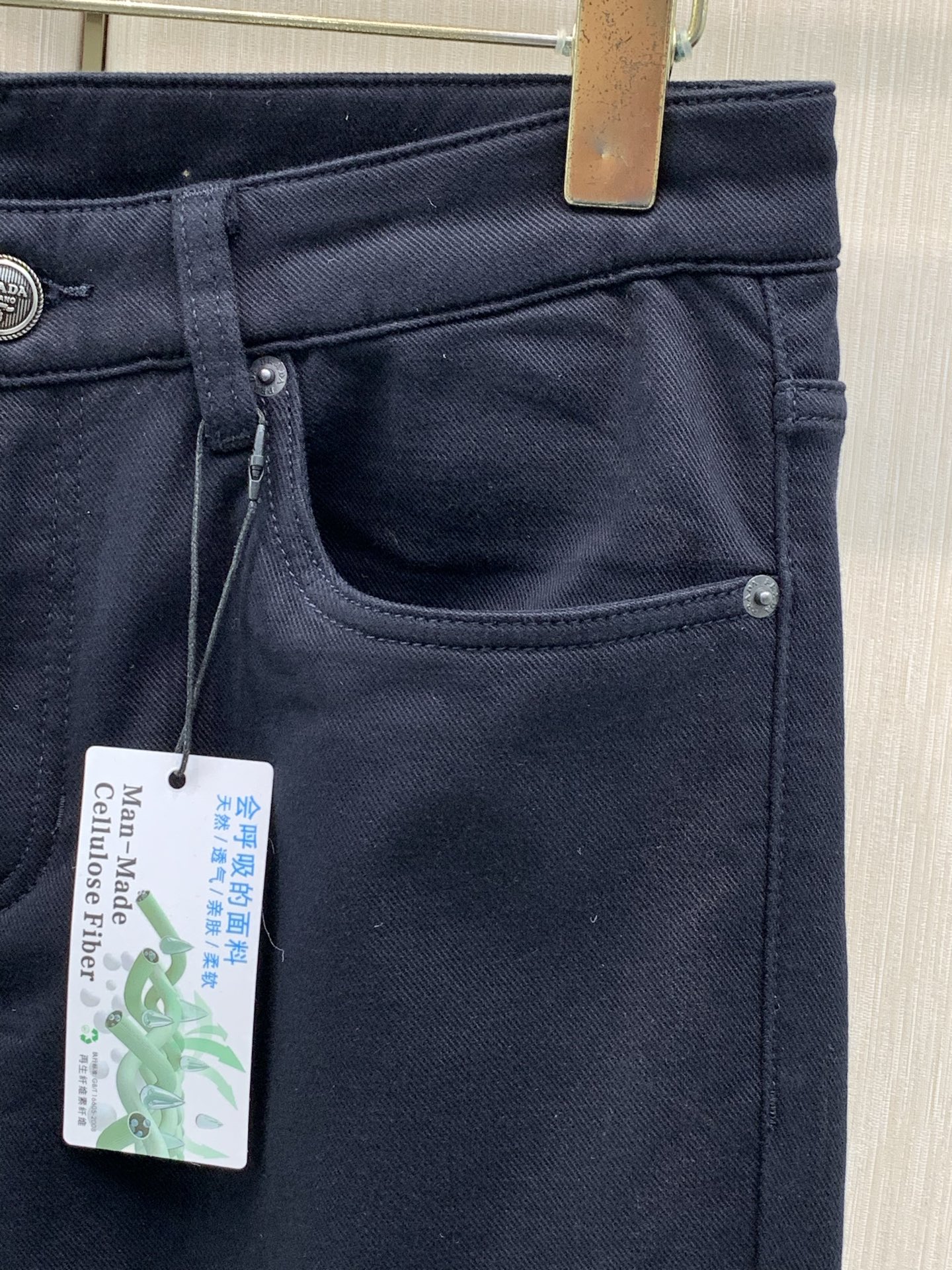 ，PRADA 普拉达，2026早秋最新品，专柜同步有售，原单狠货，时尚休闲裤，进口原五金版水洗弹力面料，舒适有弹性，顶级