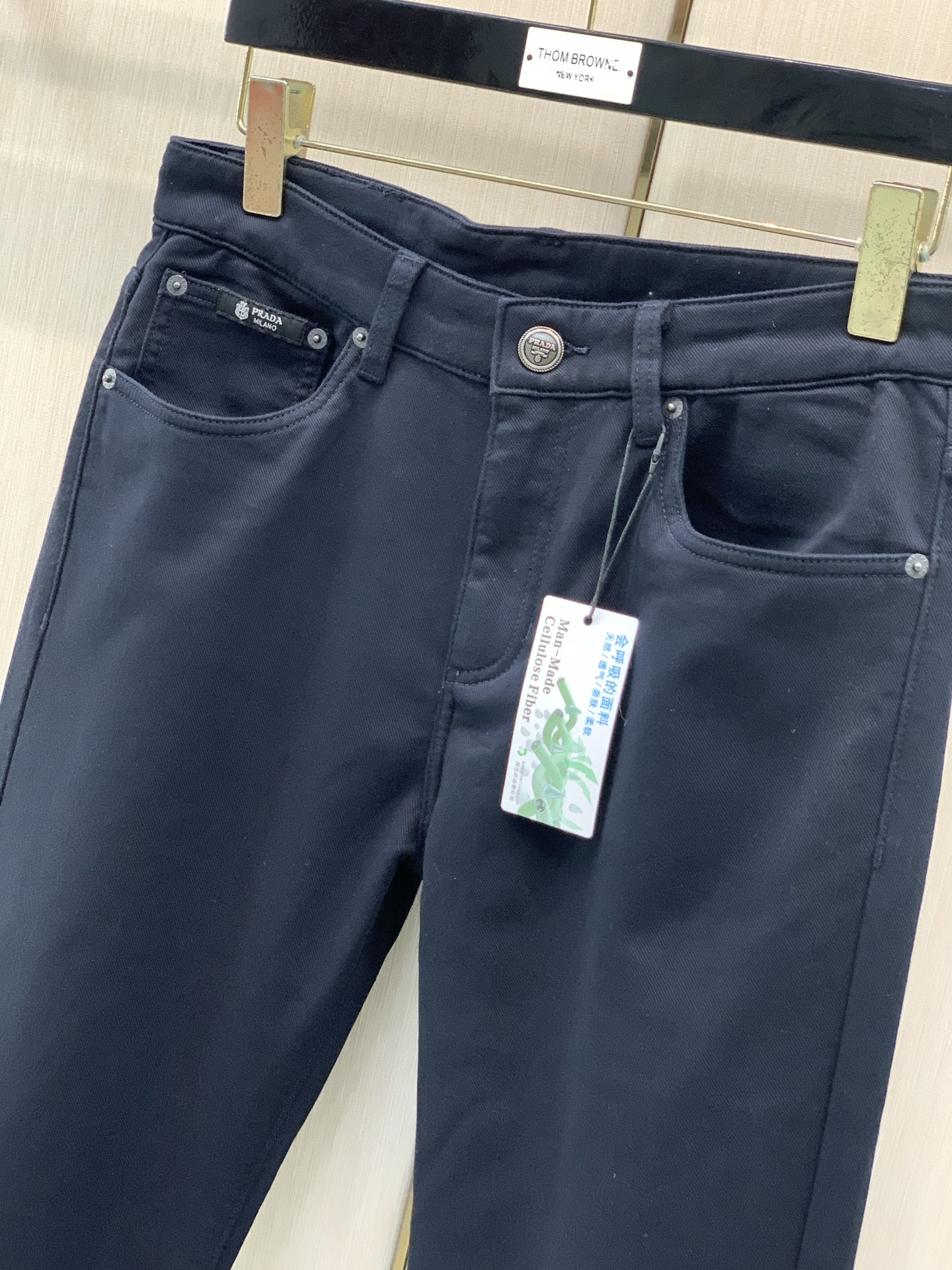 ，PRADA 普拉达，2026早秋最新品，专柜同步有售，原单狠货，时尚休闲裤，进口原五金版水洗弹力面料，舒适有弹性，顶级