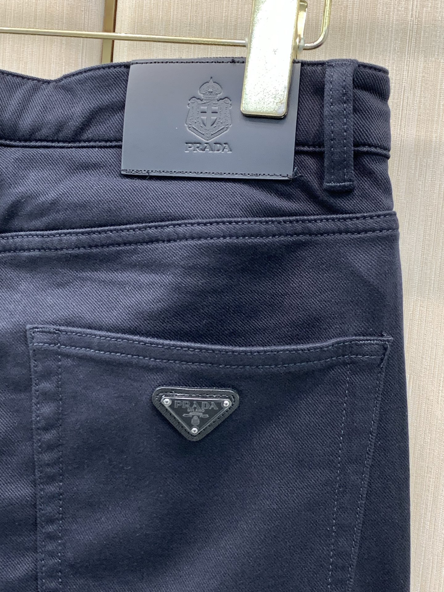 ，PRADA 普拉达，2026早秋最新品，专柜同步有售，原单狠货，时尚休闲裤，进口原五金版水洗弹力面料，舒适有弹性，顶级