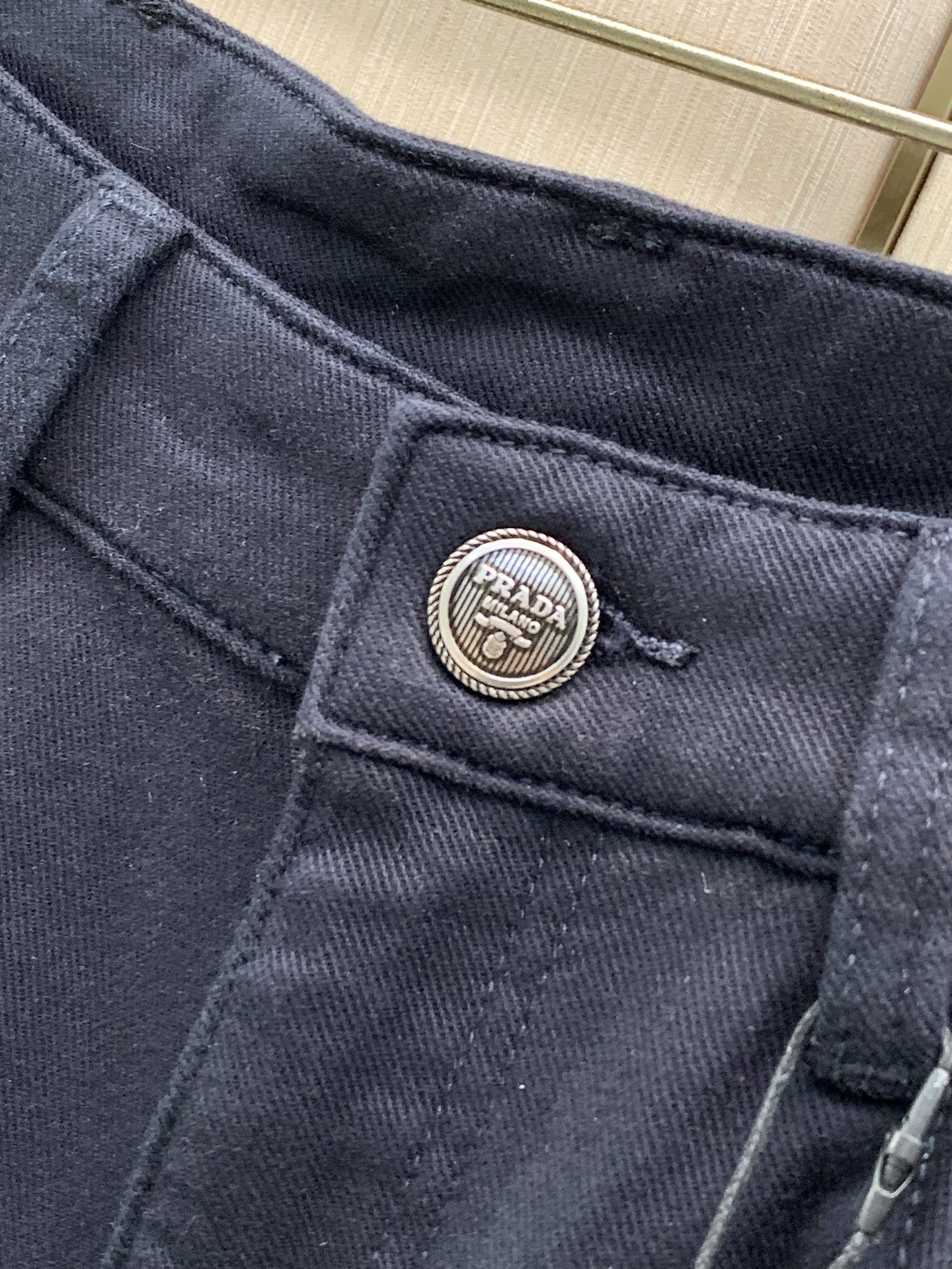，PRADA 普拉达，2026早秋最新品，专柜同步有售，原单狠货，时尚休闲裤，进口原五金版水洗弹力面料，舒适有弹性，顶级