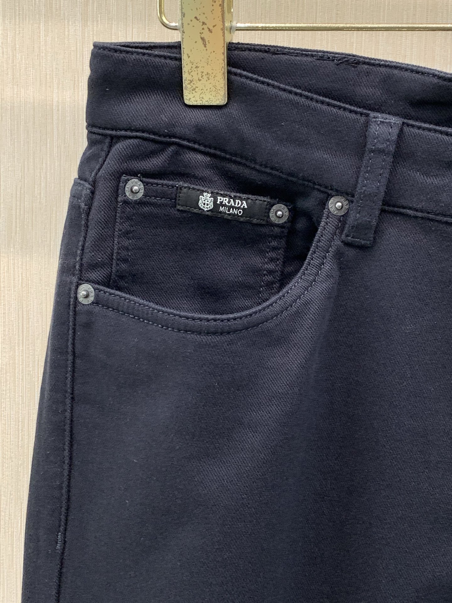 ，PRADA 普拉达，2026早秋最新品，专柜同步有售，原单狠货，时尚休闲裤，进口原五金版水洗弹力面料，舒适有弹性，顶级
