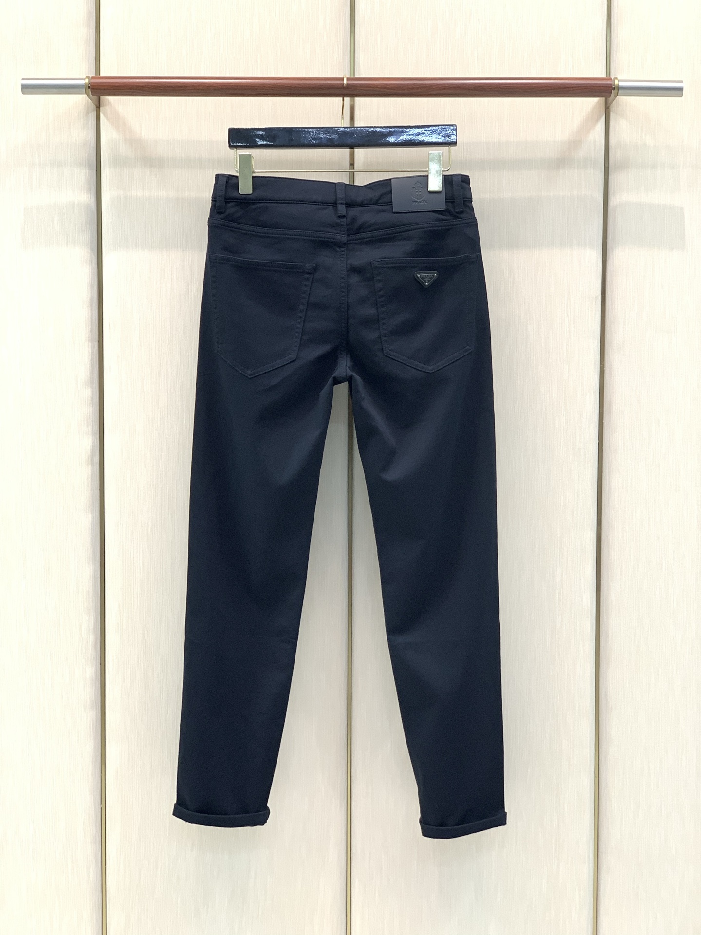 ，PRADA 普拉达，2026早秋最新品，专柜同步有售，原单狠货，时尚休闲裤，进口原五金版水洗弹力面料，舒适有弹性，顶级