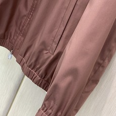 ,Loro Piana立领深红色拉链夹克 面料成份:面料:100%聚酯纤维 格子里布:50.2%聚酯纤维49.8%棉 袖 ,Loro Piana立领深红色拉链夹克 面料成份:面料:100%聚酯纤维 格子里布:50.2%聚酯纤维49.8%棉 袖