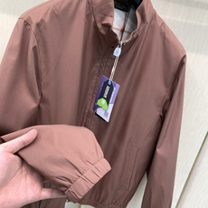 ,Loro Piana立领深红色拉链夹克 面料成份:面料:100%聚酯纤维 格子里布:50.2%聚酯纤维49.8%棉 袖 ,Loro Piana立领深红色拉链夹克 面料成份:面料:100%聚酯纤维 格子里布:50.2%聚酯纤维49.8%棉 袖