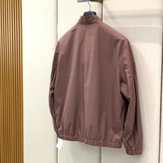 ,Loro Piana立领深红色拉链夹克 面料成份:面料:100%聚酯纤维 格子里布:50.2%聚酯纤维49.8%棉 袖 ,Loro Piana立领深红色拉链夹克 面料成份:面料:100%聚酯纤维 格子里布:50.2%聚酯纤维49.8%棉 袖