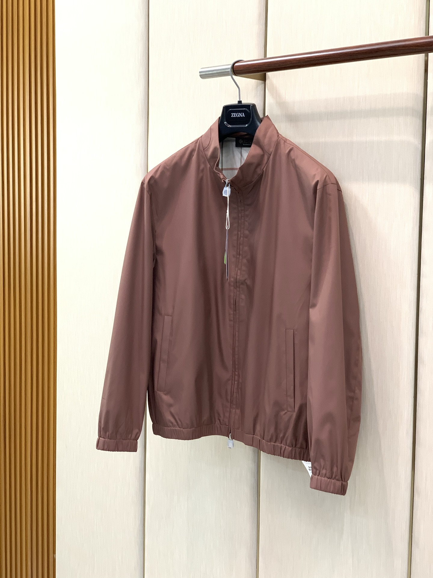 ，Loro Piana立领深红色拉链夹克 面料成份:面料：100%聚酯纤维 格子里布：50.2%聚酯纤维49.8%棉 袖