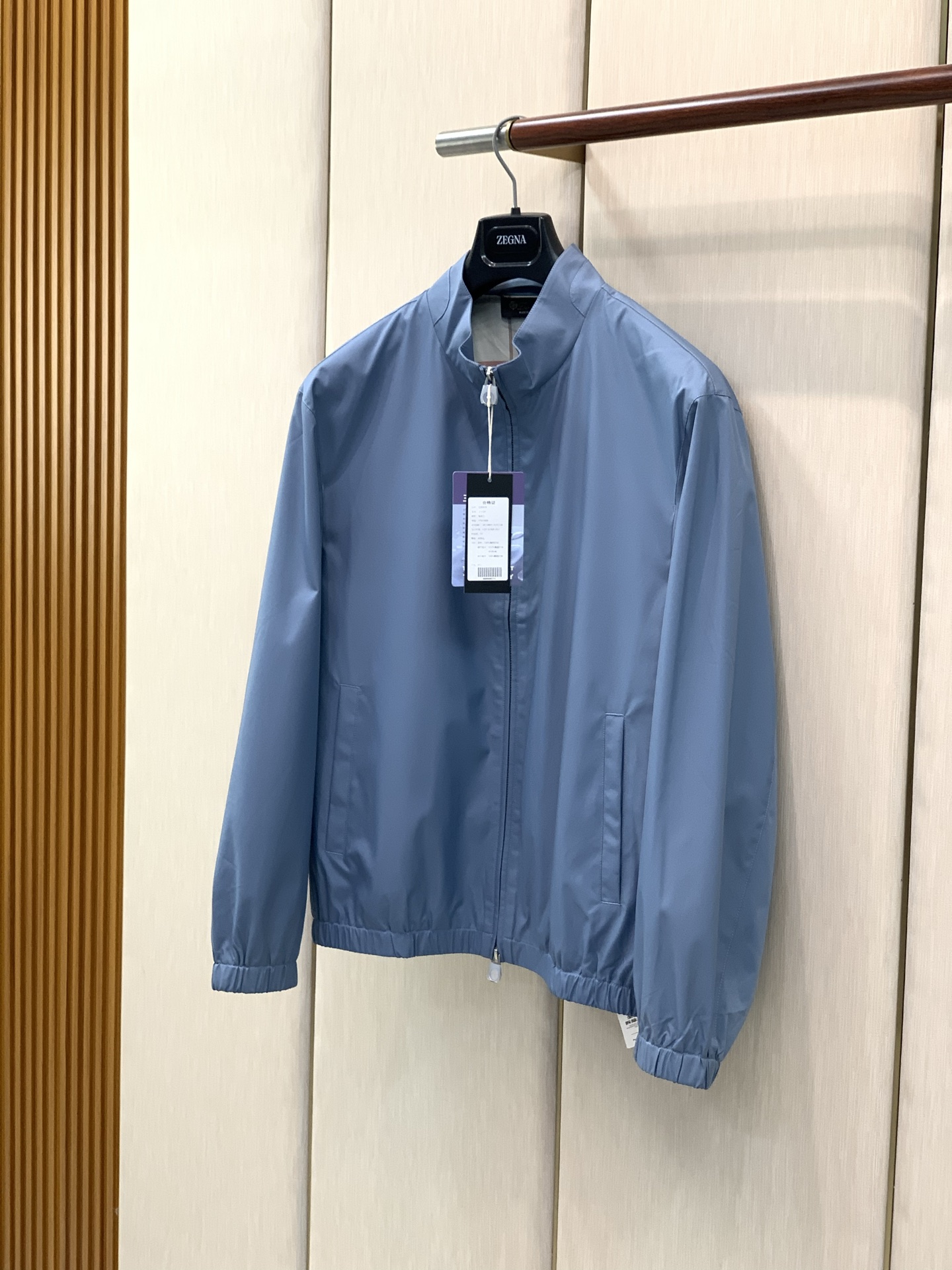 ，Loro Piana立领深红色拉链夹克 面料成份:面料：100%聚酯纤维 格子里布：50.2%聚酯纤维49.8%棉 袖